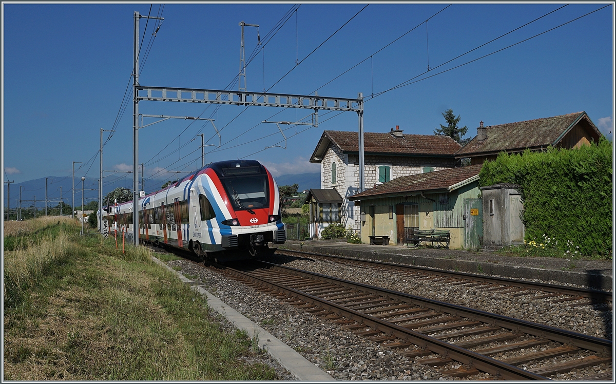 Der SBB LEx RABe 522 229 ist als SL5 bei der nicht mehr genutzen Haltestelle Bourdigny auf dem Weg von Genève nach La Plaine.

19. Juli 2021