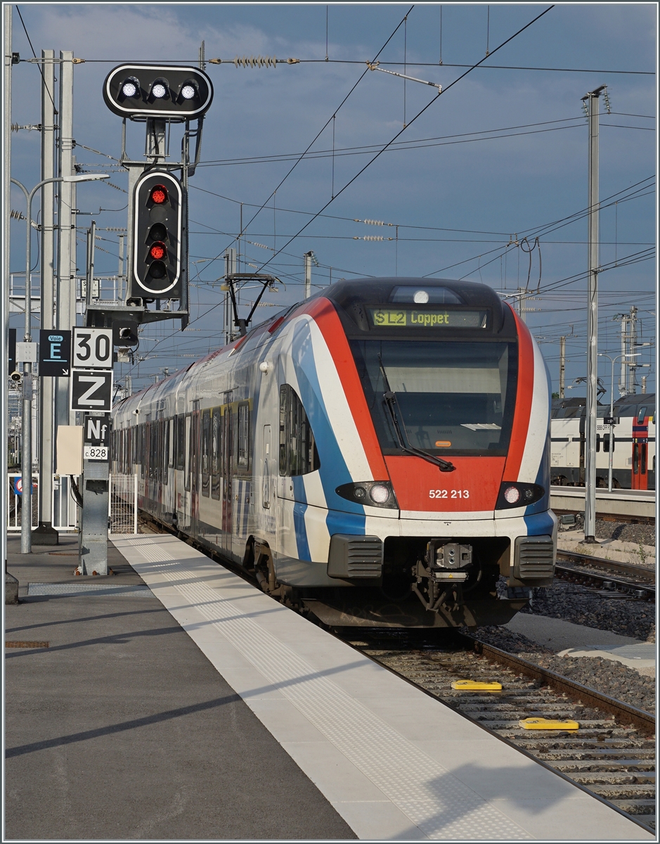 Der SBB LEX RABe 522 213 erreicht als SL2 von Annecy nach Coppet Annemasse. Dieser RABe 522 wurde erst nachträglich als LEX RABe 522 umgerüstet, er verkehrte vorher unter anderem auf der Strecke Biel/Bienne - Meroux als  normaler  RABe 522. 

28. Juni 2021