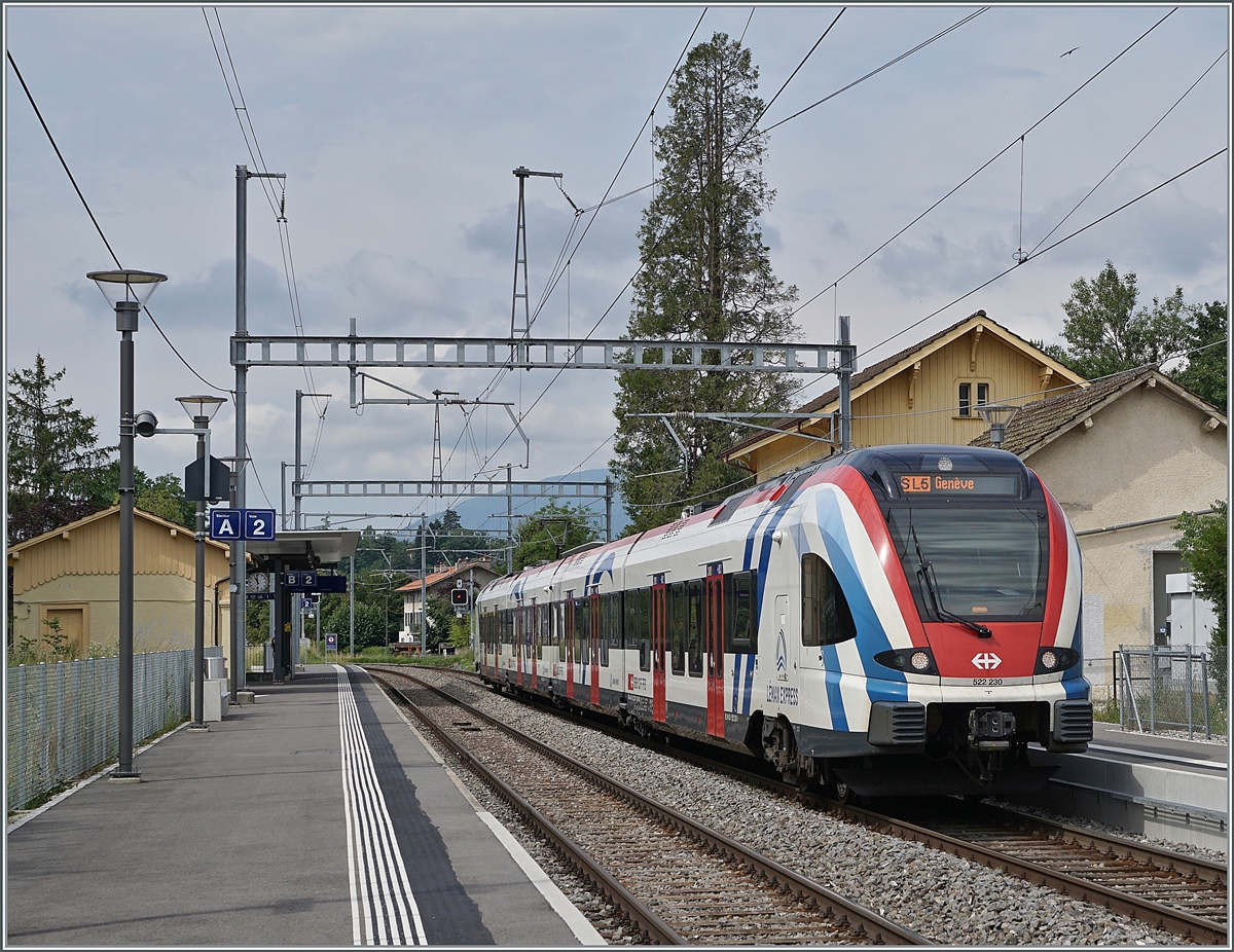 Der SBB LEX RABe 522 230 ist auf der Léman Express Strecke La Plaine - Genève (SL5) unterwegs und hat Satigny erreicht. 

28. Juni 2021