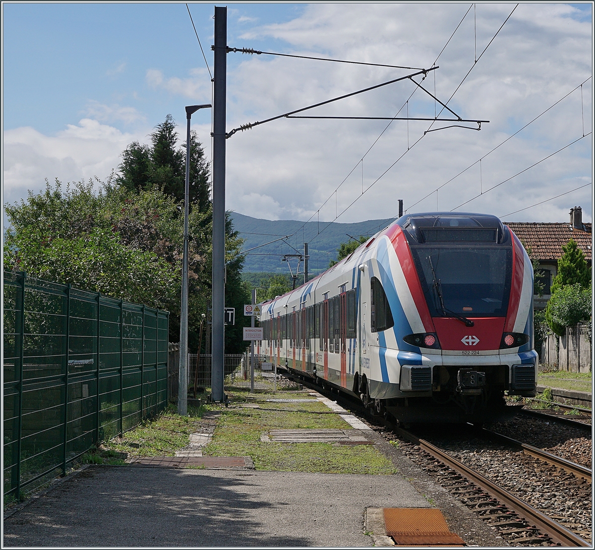 Der SBB LEX RABe 522 224 verlässt als Léman Express SL6 Pougny-Chancy in Richtnung Bellegarde.

16. Aug. 2021