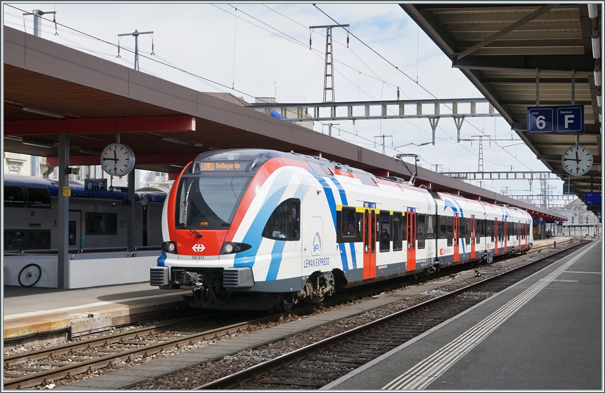 Der SBB LEX RABe 522 217 wartet als Léman Express SL6 in Genève auf die Abfahrt nach Bellegarde. 

2. Aug. 2021