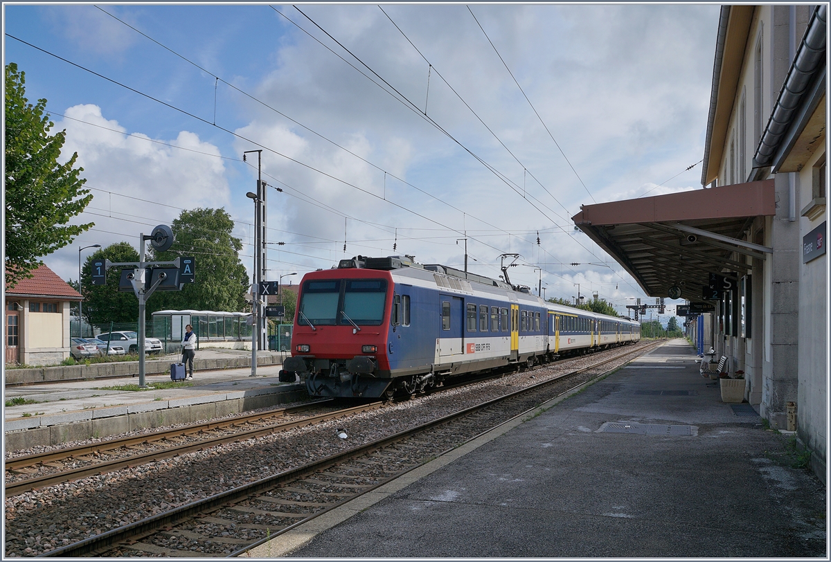 Der SBB NPZ wird in Frase für die Rückfahrt (10:53) nach Neuchâtel vorbereitet und besteht aus folgenden Fahrzeugen: RBDe 562 004-2, AB 50 85 30-603-1, B 50 85 20-35 600-9, B 50 85 20-35 602-5 und dem Bt 50 85 29-35 952-5 (Schluss -> Spitze) 

13. August 2019
