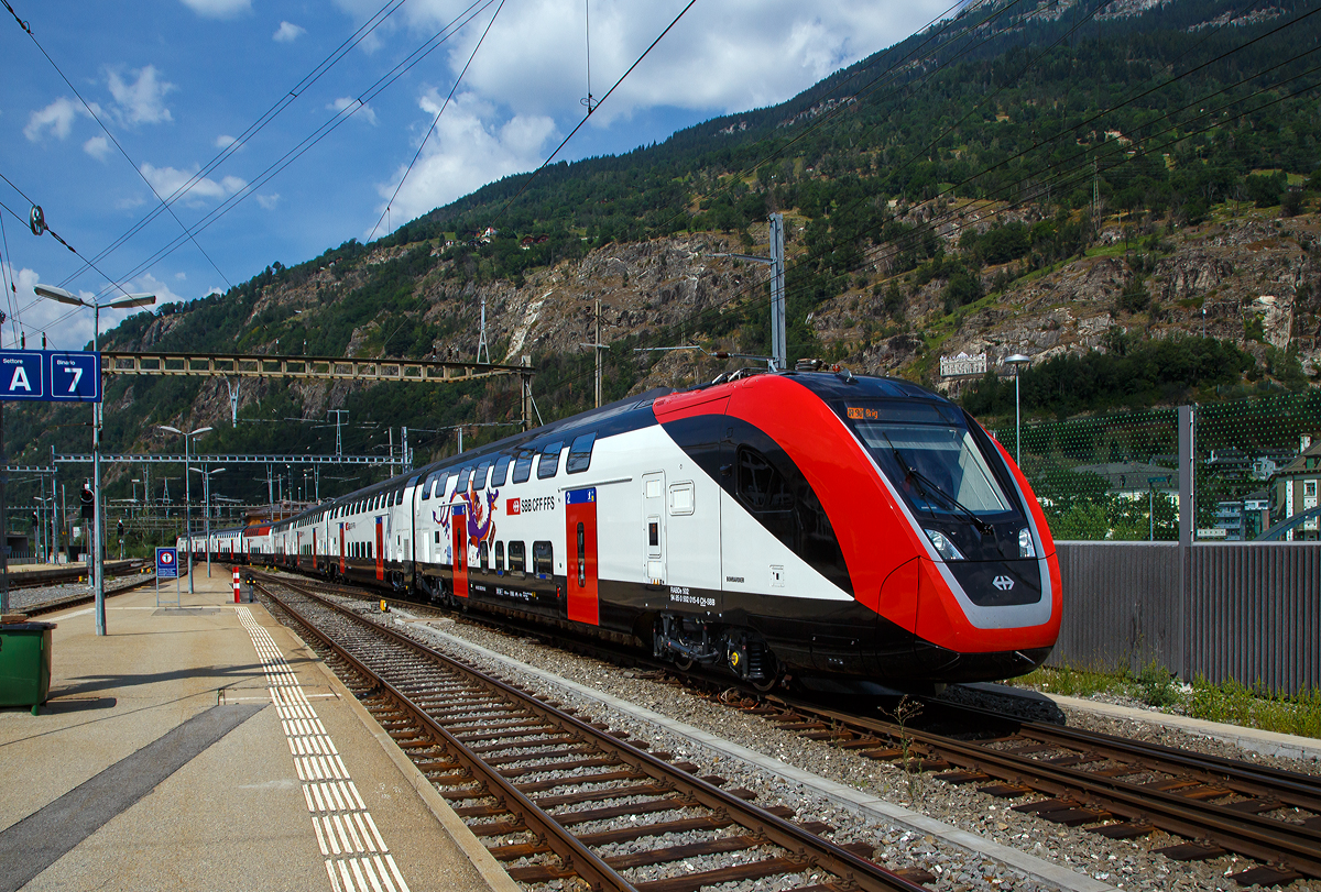 Der SBB RABDe 502  - 94 84 0 502 015-6 CH-SBB als IR 90 am 06.08.2019 Brig, wohl aber eher noch auf Probefahrt, denn er fuhr so gleich in den Abstellbereich. 

Die SBB RABDe 502 fr den InterCity-Verkehr und die SBB RABe 502 fr den InterRegio-Verkehr sind doppelstckige Triebzge fr den Fernverkehr der Schweizerischen Bundesbahnen (SBB) des Herstellers Bombardier Transportation. Von der SBB als FV-Dosto und vom Hersteller Bombardier Twindexx Swiss Express (wobei sich dieser mehr eingeprgt hat) bezeichneten Zge basieren auf der Plattform Bombardier Twindexx. Die ersten Zge htten ab 2013 geliefert werden sollen. Nach mehr als vier Jahren Verzgerung kamen sie ab 2018 schrittweise zum Einsatz. 
Es existieren drei Varianten:
RABDe 502.0, IC-Version,  achtteilig,  200 m lang (mit Speisewagen);
RABe 502.2, IR-Version,  achtteilig,  200 m lang (ohne Speisewagen) und
RABe 502.4, IR-Version,  vierteilig,  100 m lang
Der groe Unterschied zwischen den RABDe 502.0 und den RABe 502.2 liegt darin dass der RABDe 502.0 einen Speisewagen fhrt und auch 80 Sitzpltze weniger hat.

Vom Weiten sind die RABDe 502.0, IC-Version, daran zu erkennen, dass der fnfte Wagen  (Speisewagen) im Bereich der Oberstockfester „rot“ lackiert sind.

Grundlegende Daten und Ausstattung
Alle Zge sind per Design ausgelegt fr eine Geschwindigkeit von 230 km/h, zugelassen werden sie fr eine Hchstgeschwindigkeit von 200 km/h. 
Fr den InterRegio-Verkehr sind vorgesehen: 
9 Exemplare in der Version IR 100, einem vierteiligen Triebzug mit 100 Meter Lnge mit 330 Sitzpltzen, sowie
30 Exemplare als achtteilige, 200 Meter lange Version IR 200 mit 682 Sitzpltzen.
Fr den Intercity-Verkehr sind  23 Exemplare als Version IC 200, gleichfalls 200 Meter lang und mit acht Wagen, von denen einer ein Speisewagen ist. Dieser Zug bietet 606 Sitzpltze.

Einbauten sind in allen Versionen Businessabteile, elektronische Sitzplatzreservierung und Videoberwachung. Zudem sind die Personenwagen wenig druckanfllig, da die Fahrzeuge auch in Deutschland fahren sollen und nach einschlgigen deutschen Normen gebaut und auch zugelassen werden. Vor allem im IC 200 enthalten sind ein groes Restaurant und ein Familienwagen. Auch die Toiletten sind grsser und pro Zug ist mindestens ein Wickeltisch enthalten.

Antriebstechnik
Der Bombardier Twindexx Swiss Express hat ein verteiltes Antriebssystem, in dem entweder sechs oder zwlf Fahrmotoren in den Drehgestellen der vier- oder achtteiligen Einheiten zum Einsatz kommen. Je sechs von acht Wagen bzw. drei von vier Wagen des Zuges sind angetrieben und somit sind es Triebzge. Dies ist ein wesentlicher Unterschied zur Schwesterplattform Twindexx Vario (der DB), bei der antriebslose Doppelstockmittelwagen mit endstndigen Doppelstocktriebwagen gekuppelt werden. 
Im Vergleich zu einem gleich langen Zug aus IC2000-Wagen und einer Re 460 Lokomotive soll das Antriebssystem wegen der eingebauten Synchronmotoren mit Permanentmagneten rund zehn Prozent weniger Energie verbrauchen.

Wankkompensation
Gegenber anderen Doppelstock-Triebzgen zeichnet sich der Twindexx Swiss Express aber vor allem durch eine Variante der Neigetechnik, genannt WAKO (aktive Wank-Kompensation), aus. Diese Wankkompensation soll verhindern, dass sich der Wagenkasten in Bgen nach auen neigt, und so hhere Geschwindigkeiten in Kurven erlauben. Im Gegensatz zu aktiver Neigetechnik, die bis zu 8 Neigung erlaubt, sind es hier nur 2. Im Vergleich zu einem sich im Bogen nach auen neigenden Doppelstockwagen ergibt sich somit ein Unterschied von bis zu 4. Im Gegensatz zu aktiven Systemen soll die WAKO aufgrund der geringeren technischen Komplexitt des Systems sehr ausfallsicher sein. Mit der Wankkompensation knnen, je nach berhhung Bgen ca. 9 bis 15 Prozent schneller durchfahren werden. Dazu wurde eine neue Geschwindigkeitsreihe „W“ eingefhrt, die zwischen den Geschwindigkeitsreihen „R“ (fr konventionelle Zge) und „N“ (Neigezge) liegt.

Der Zug soll mittels WAKO, guter Beschleunigung sowie kleineren baulichen Manahmen die Fahrzeit der Strecke Bern–Lausanne von momentanen 66 Minuten auf unter 60 reduzieren, was in Lausanne die Einrichtung eines Taktknotens zur vollen und halben Stunde erlaubt.

Sollte sich die Technik jedoch nicht einsetzen lassen, knnen die Zge weiterhin ohne Wankkompensation verkehren. Als Vertragsstrafe msste der Hersteller Bombardier die SBB mit bis zu 100 Millionen Franken entschdigen.

TECHNISCHE DATEN der RABDe 502  
Nummerierung: 502 001–502 023
Anzahl: 23 
Hersteller:  Bombardier Transportation, Werke Villeneuve (CH) und Grlitz (D)
Spurweite:  1.435 mm (Normalspur)
Achsformel:  2’Bo’+2’Bo’+2’2’+2’2’+Bo’2’+Bo’2’+Bo’2’+Bo’2’
Lnge ber Kupplung: 200.600 mm
Hhe: 4.590 mm
Breite: 2.000 mm
Achsabstand im Drehgestell: 2.500 mm
Leergewicht: 453 t
Dienstgewicht: 539 t 
Radsatzfahrmasse: 18 t 
Hchstgeschwindigkeit: 200 km/h
Kurzzeitleistung: 7.500 kW
Anfahrzugkraft:  482 kN
Beschleunigung: 0,85 m/s
Stromsystem:  15 kV 16,7 Hz
Anzahl der Fahrmotoren: 12 (Synchronmotoren mit Permanentmagnet)
Sitzpltze:  606, davon 176 (1. Klasse), 401 (2. Klasse) und 29 (Speisewagen)