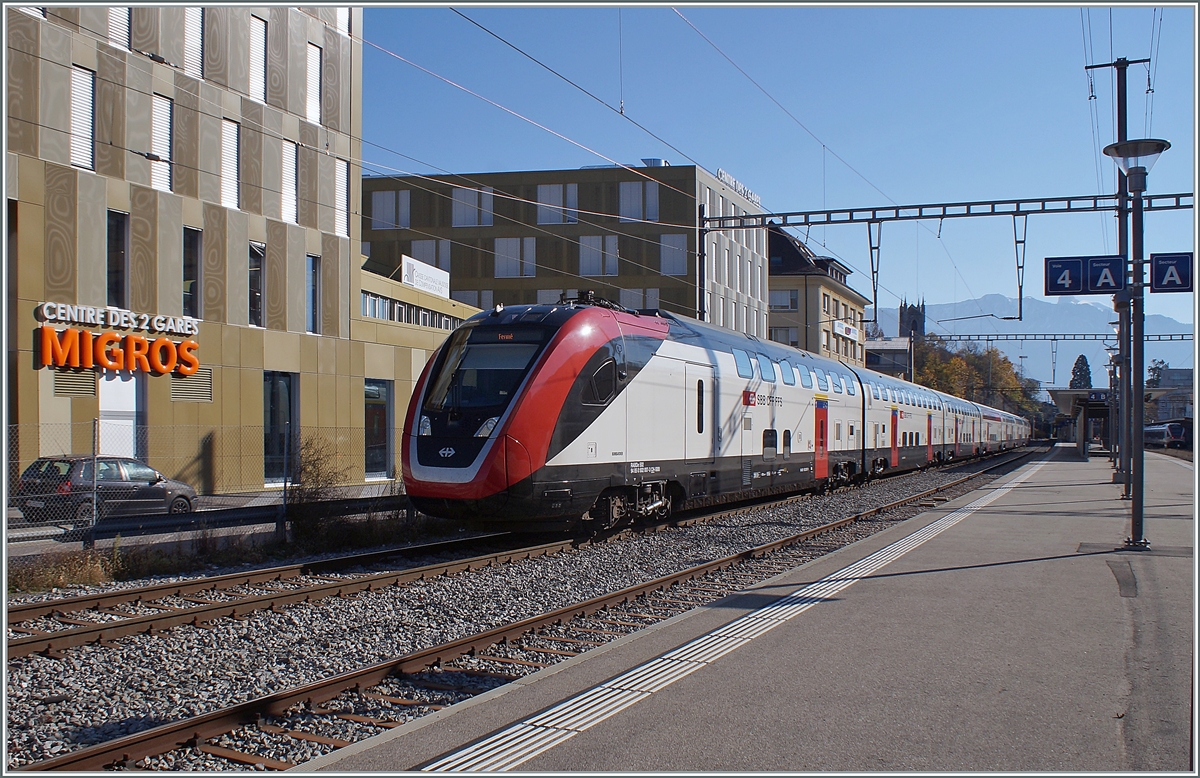 Der SBB RABDe 502 007 (94 85 0 502 007-3 SBB-CH) wartet in Vevey auf die Weiterfahrt nach Lausanne. Zur Zeit verkehren auf der Strecke kein Twindexx, aber da das Herstellerwerk in Villeneuve nicht weit ist, sind hin und wieder Twindexx hierauf Test- oder Überführungsfahrt. 

6. Nov. 2021