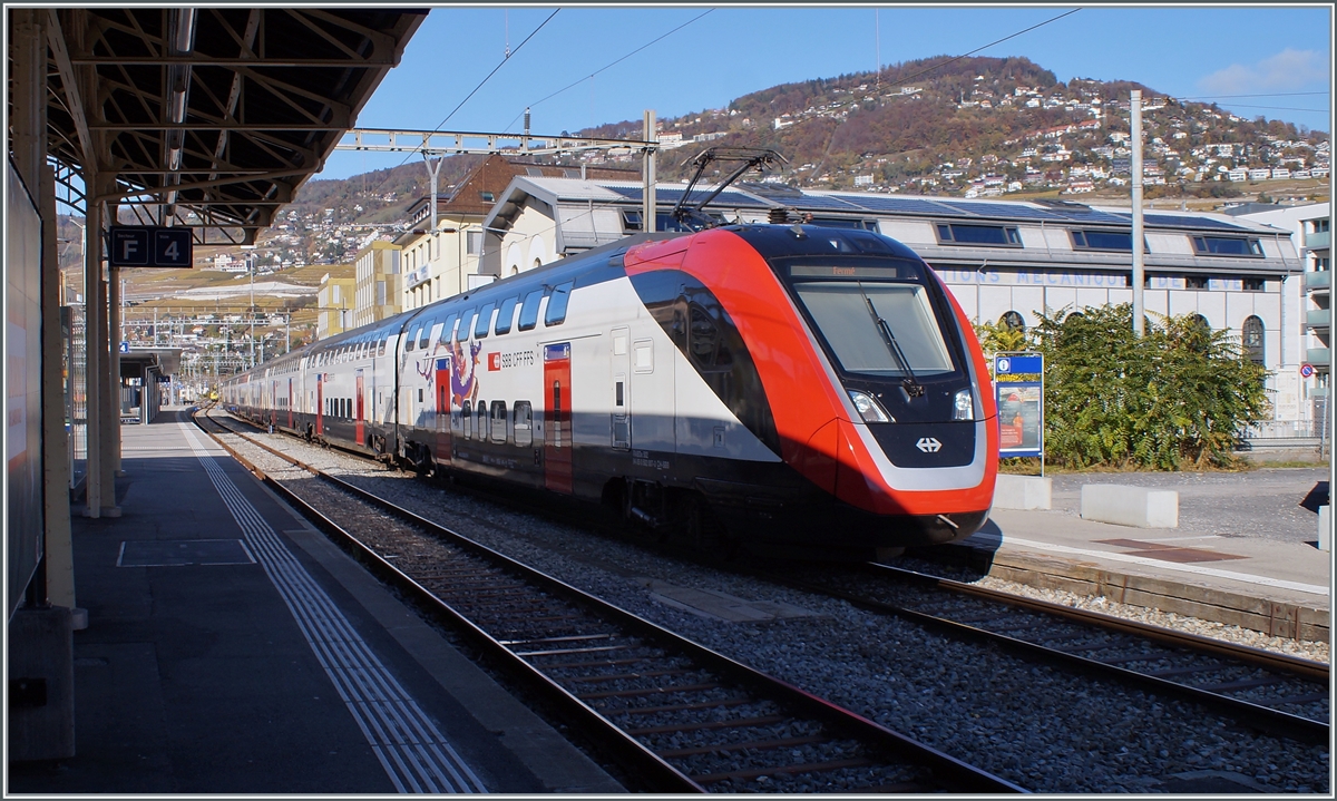 Der SBB RABDe 502  007 (94 85 0 502 007-3 SBB-CH) wartet in Vevey auf die Weiterfahrt nach Lausanne. Zur Zeit verkehren auf der Strecke kein Twindexx, aber da das Herstellerwerk in Villeneuve nicht weit ist, sind hin und wieder Twindexx hierauf Test- oder Überführungsfahrt. 

6. Nov. 2021