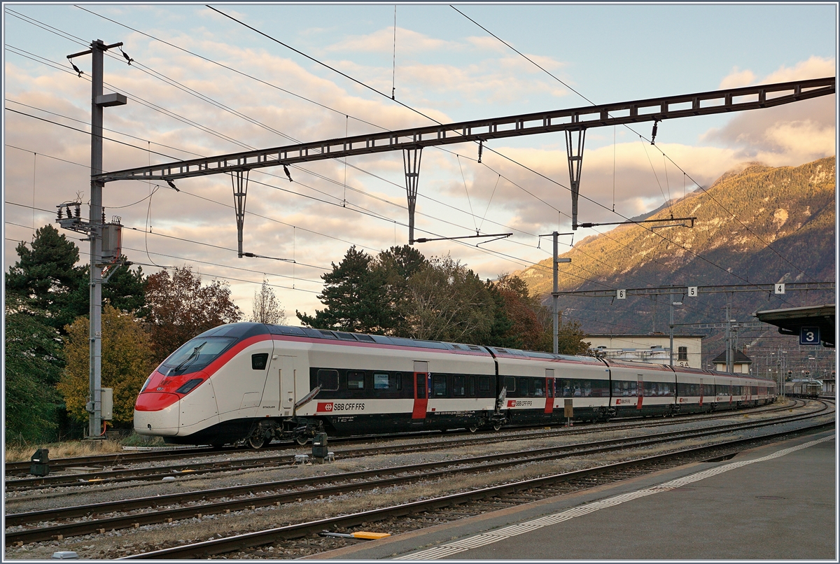 Der SBB RABe 501 002 Giruno auf Probefahrt zwischen Martigny und Sion steht am Abend in Martigny.
30. Okt. 2017