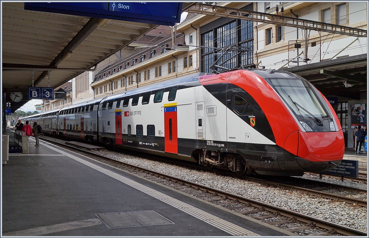 Der SBB RABe 502 207 (UIC 94 85 0 502 207-9 CH-SBB)  Stadt BERN  auf Testfahrt in Lausanne. Die Front dieses Twindexx-Zugs weist eine etwas abweichende, aber gefällige Lackierung auf. 

19. Juni 2020