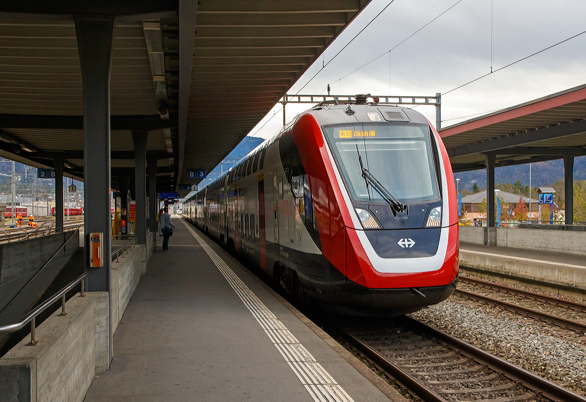 
Der SBB RABe 502.209  (94 85 0 502 209-5 CH-SBB) als IR 13 (Chur – Zürich HB) erreicht am 04.11.2019 den Bahnhof Landquart.

Die SBB RABDe 502 für den InterCity-Verkehr und die SBB RABe 502 für den InterRegio-Verkehr sind doppelstöckige Triebzüge für den Fernverkehr der Schweizerischen Bundesbahnen (SBB) des Herstellers Bombardier Transportation. Von der SBB als FV-Dosto und vom Hersteller Bombardier Twindexx Swiss Express (wobei sich dieser mehr eingeprägt hat) bezeichneten Züge basieren auf der Plattform Bombardier Twindexx. Die ersten Züge hätten ab 2013 geliefert werden sollen. Nach mehr als vier Jahren Verzögerung kamen sie ab 2018 schrittweise zum Einsatz. 
Es existieren drei Varianten:
RABDe 502.0, IC-Version,  achtteilig,  200 m lang (mit Speisewagen);
RABe 502.2, IR-Version,  achtteilig,  200 m lang (ohne Speisewagen) und
RABe 502.4, IR-Version,  vierteilig,  100 m lang
Der große Unterschied zwischen den RABDe 502.0 und den RABe 502.2 liegt darin dass der RABDe 502.0 einen Speisewagen führt und auch 80 Sitzplätze weniger hat.

Vom Weiten sind die RABDe 502.0, IC-Version, daran zu erkennen, dass der fünfte Wagen  (Speisewagen) im Bereich der Oberstockfester „rot“ lackiert sind.

Grundlegende Daten und Ausstattung
Alle Züge sind per Design ausgelegt für eine Geschwindigkeit von 230 km/h, zugelassen werden sie für eine Höchstgeschwindigkeit von 200 km/h. 
Für den InterRegio-Verkehr sind vorgesehen: 
9 Exemplare in der Version IR 100, einem vierteiligen Triebzug mit 100 Meter Länge mit 330 Sitzplätzen, sowie
30 Exemplare als achtteilige, 200 Meter lange Version IR 200 mit 682 Sitzplätzen.
Für den Intercity-Verkehr sind  23 Exemplare als Version IC 200, gleichfalls 200 Meter lang und mit acht Wagen, von denen einer ein Speisewagen ist. Dieser Zug bietet 606 Sitzplätze.

Einbauten sind in allen Versionen Businessabteile, elektronische Sitzplatzreservierung und Videoüberwachung. Zudem sind die Personenwagen wenig druckanfällig, da die Fahrzeuge auch in Deutschland fahren sollen und nach einschlägigen deutschen Normen gebaut und auch zugelassen werden. Vor allem im IC 200 enthalten sind ein großes Restaurant und ein Familienwagen. Auch die Toiletten sind grösser und pro Zug ist mindestens ein Wickeltisch enthalten.

Antriebstechnik
Der Bombardier Twindexx Swiss Express hat ein verteiltes Antriebssystem, in dem entweder sechs oder zwölf Fahrmotoren in den Drehgestellen der vier- oder achtteiligen Einheiten zum Einsatz kommen. Je sechs von acht Wagen bzw. drei von vier Wagen des Zuges sind angetrieben und somit sind es Triebzüge. Dies ist ein wesentlicher Unterschied zur Schwesterplattform Twindexx Vario (der DB), bei der antriebslose Doppelstockmittelwagen mit endständigen Doppelstocktriebwagen gekuppelt werden. 
Im Vergleich zu einem gleich langen Zug aus IC2000-Wagen und einer Re 460 Lokomotive soll das Antriebssystem wegen der eingebauten Synchronmotoren mit Permanentmagneten rund zehn Prozent weniger Energie verbrauchen.

Wankkompensation
Gegenüber anderen Doppelstock-Triebzügen zeichnet sich der Twindexx Swiss Express aber vor allem durch eine Variante der Neigetechnik, genannt WAKO (aktive Wank-Kompensation), aus. Diese Wankkompensation soll verhindern, dass sich der Wagenkasten in Bögen nach außen neigt, und so höhere Geschwindigkeiten in Kurven erlauben. Im Gegensatz zu aktiver Neigetechnik, die bis zu 8° Neigung erlaubt, sind es hier nur 2°. Im Vergleich zu einem sich im Bogen nach außen neigenden Doppelstockwagen ergibt sich somit ein Unterschied von bis zu 4°. Im Gegensatz zu aktiven Systemen soll die WAKO aufgrund der geringeren technischen Komplexität des Systems sehr ausfallsicher sein. Mit der Wankkompensation können, je nach Überhöhung Bögen ca. 9 bis 15 Prozent schneller durchfahren werden. Dazu wurde eine neue Geschwindigkeitsreihe „W“ eingeführt, die zwischen den Geschwindigkeitsreihen „R“ (für konventionelle Züge) und „N“ (Neigezüge) liegt.

Der Zug soll mittels WAKO, guter Beschleunigung sowie kleineren baulichen Maßnahmen die Fahrzeit der Strecke Bern–Lausanne von momentanen 66 Minuten auf unter 60 reduzieren, was in Lausanne die Einrichtung eines Taktknotens zur vollen und halben Stunde erlaubt.

Sollte sich die Technik jedoch nicht einsetzen lassen, können die Züge weiterhin ohne Wankkompensation verkehren. Als Vertragsstrafe müsste der Hersteller Bombardier die SBB mit bis zu 100 Millionen Franken entschädigen.

TECHNISCHE DATEN der RABe 502.2 
Nummerierung: 502 201–502 230
Anzahl: 30
Hersteller:  Bombardier Transportation, Werke Villeneuve (CH) und Görlitz (D)
Baujahre: ab 2012, Übernahme durch die SBB ab Dezember 2017
Spurweite:  1.435 mm (Normalspur)
Achsformel:  2’Bo’+2’Bo’+2’2’+2’2’+Bo’2’+Bo’2’+Bo’2’+Bo’2’
Länge über Kupplung: 200.600 mm
Höhe: 4.590 mm
Breite: 2.000 mm
Achsabstand im Drehgestell: 2.500 mm
Leergewicht: 453 t
Dienstgewicht: 539 t 
Radsatzfahrmasse: 18 t 
Höchstgeschwindigkeit: 200 km/h
Kurzzeitleistung: 7.500 kW
Anfahrzugkraft:  482 kN
Beschleunigung: 0,85 m/s²
Stromsystem:  15 kV 16,7 Hz
Anzahl der Fahrmotoren: 12 (Synchronmotoren mit Permanentmagnet)
Sitzplätze:  682, davon 181 (1. Klasse), 501 (2. Klasse)