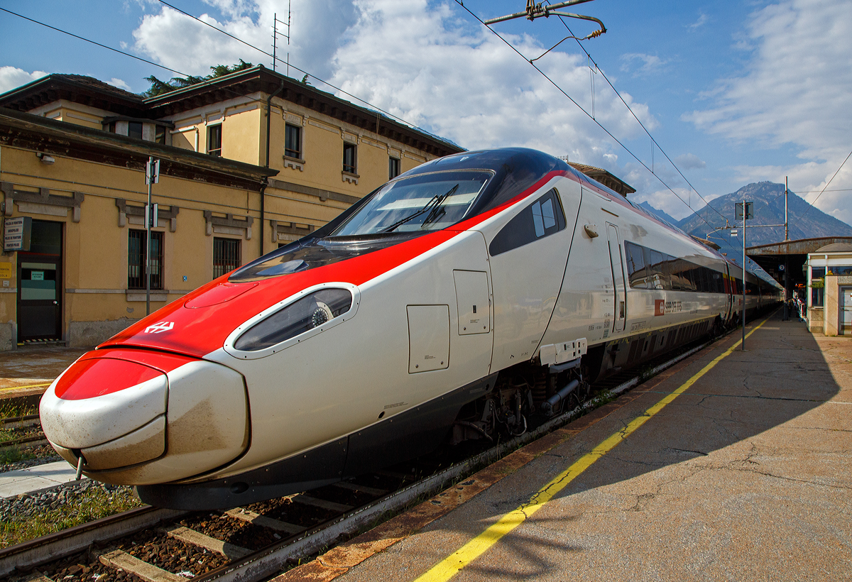 Der SBB RABe 503 015  (93 85 0 503 015-6 CH-SBB), ein SBB ETR 610 der 2.Serie, hat am 07.09.2021 als EC 39 (Genf/Genève - Milano Centrale) den Bahnhof Domodossola erreicht.

Seit 2018 bezeichnet die SBB die ETR 610 als „Astoro“, abgeleitet vom italienischen Begriff Astore für Habicht. Durch die lange Nase bezeichnen wir die ETR 610 (ETR italienische Bezeichnung für ElettroTreno Rapido) auch gerne als „Pinocchio“. Meine Frau hingegen bezeichnet sie gerne als „Delfin“, bedingt durch das Lächeln der Spitze, ein wenig kann ich es auch nachvollziehen.
