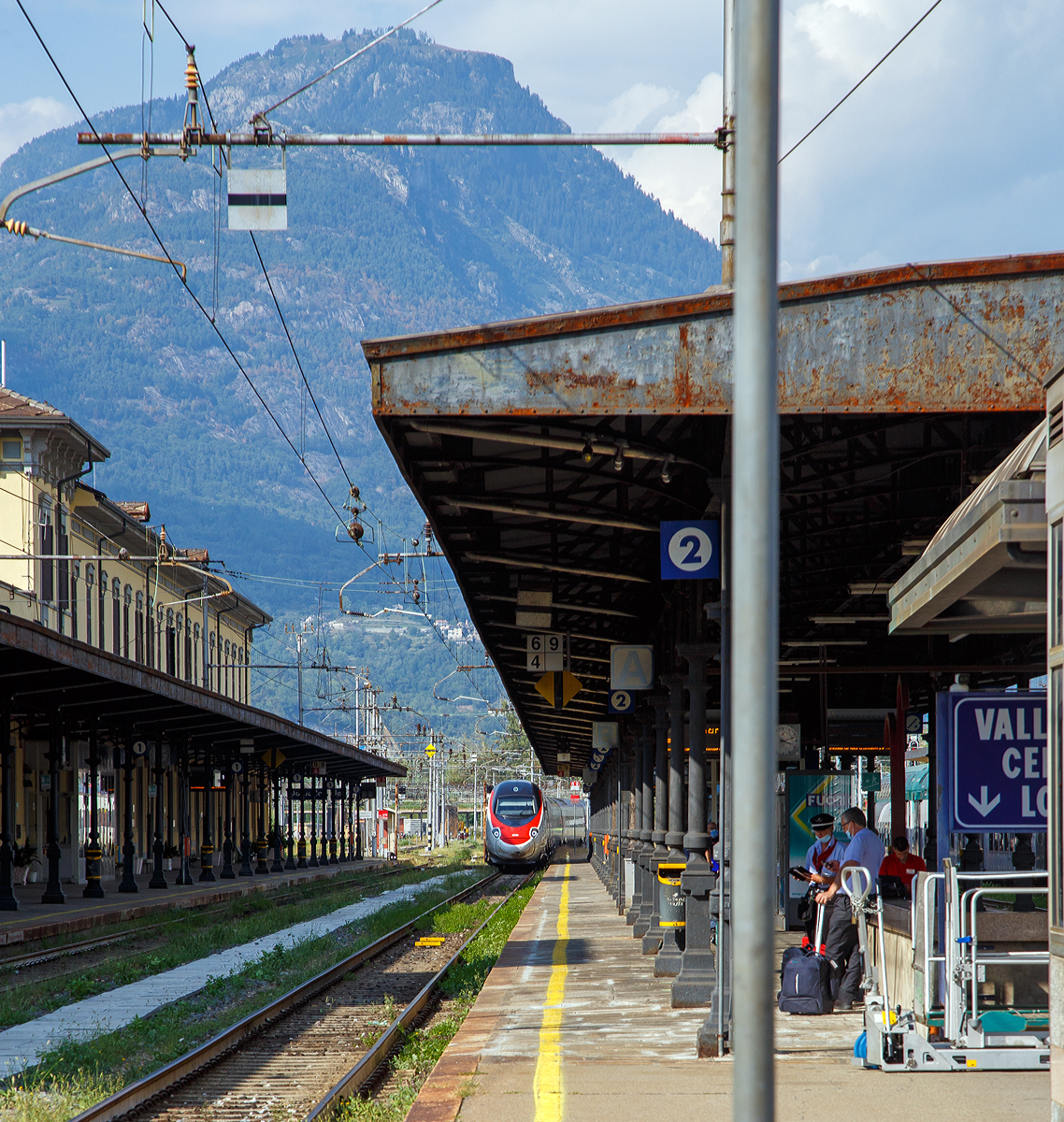 Der SBB RABe 503 015  (93 85 0 503 015-6 CH-SBB), ein SBB ETR 610 der 2.Serie, erreicht am 07.09.2021 als EC 39 (Genf/Genève - Milano Centrale) den Bahnhof Domodossola.

Seit 2018 bezeichnet die SBB die ETR 610 als „Astoro“, abgeleitet vom italienischen Begriff Astore für Habicht. Durch die lange Nase bezeichnen wir die ETR 610 (ETR italienische Bezeichnung für ElettroTreno Rapido) auch gerne als „Pinocchio“. Meine Frau hingegen bezeichnet sie gerne als „Delfin“, bedingt durch das Lächeln der Spitze, ein wenig kann ich es auch nachvollziehen.
