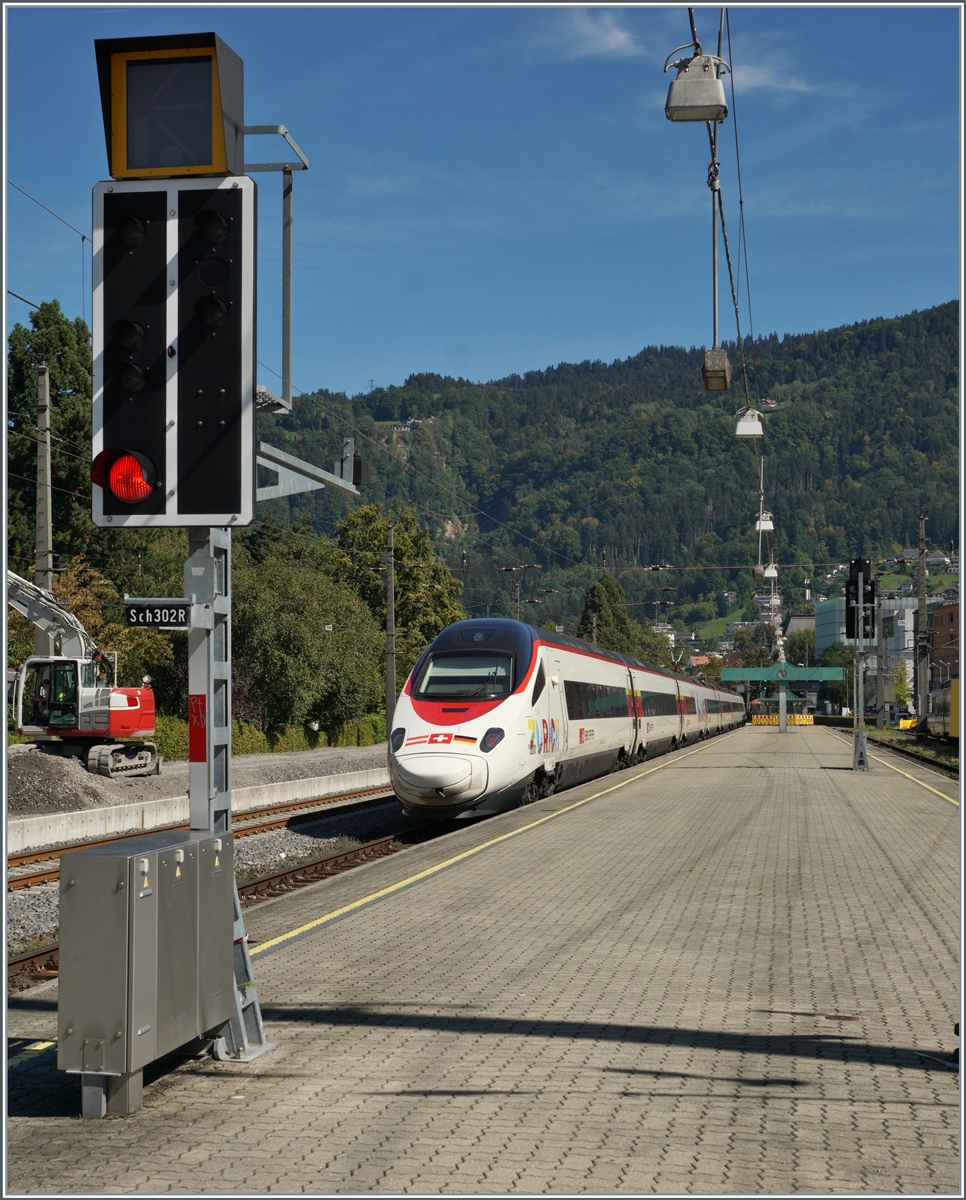 Der SBB RABe 503 018 in der passenden Lackierung verlässt auf der Fahrt von Zürich nach München den Bahnhof von Bregenz. 

13. Sept. 2022  