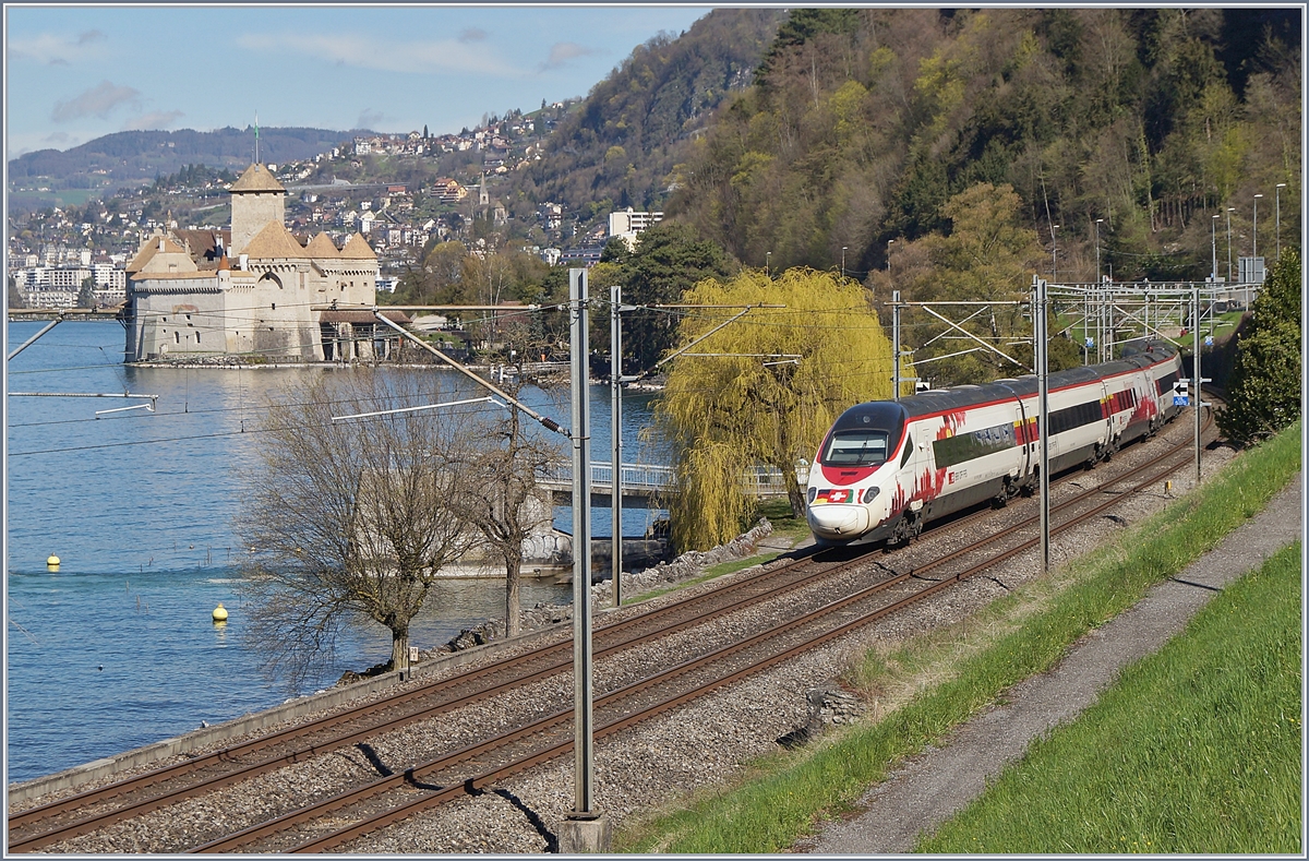 Der SBB RABe 503 022-7 als EC nach Genève beim Château de Chillon.
13. April 2018