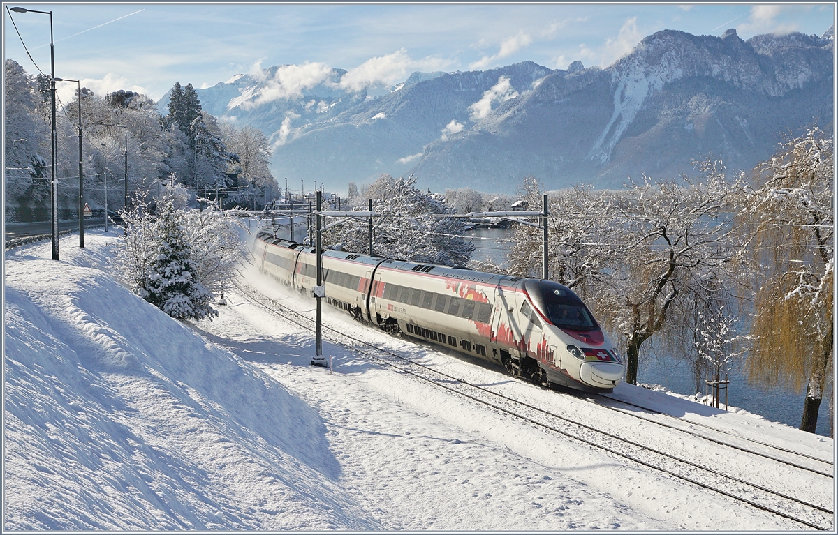 
Der SBB RABe 503 022-7  Johann Wolfang von Goethe  und, zu meinem Leidwesen, ein weiterer RABe 503 als EC 32 auf dem Weg von Milano nach Genve kurz nach Villeneuve. 
29. Jan. 2019