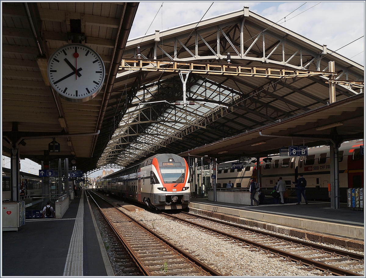 Der SBB RABe 511 017 von Annemasse nach Vevey beim Halt in Lausanne. 

21. Juli 2020