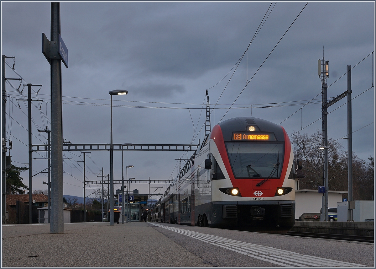 Der SBB RABe 511 019 nach Annemasse beim Halt in Coppet, wobei z.Z die RE St-Maurice/Vevey  - Annemasse SNCF Streik bedingt nur bis Genève verkehren. 

15. Dez. 2019