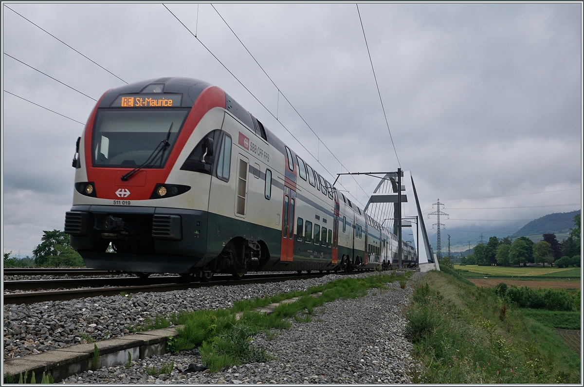 Der SBB RABe 511 019 ist bei der Rhonebrücke von Massogex dem dem Weg in nahe St-Maurice. 

14. Mai 2020