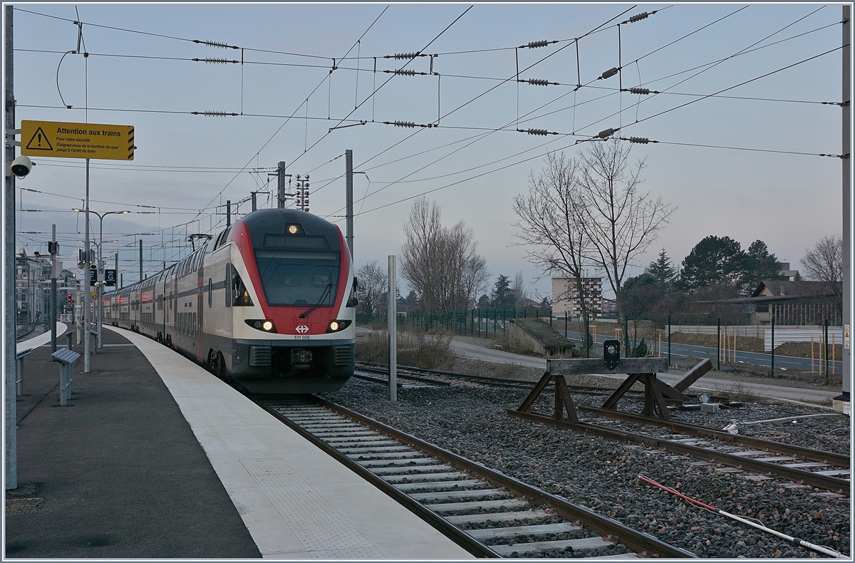 Der SBB RABe 511 026 und 036 erreichen auf dem einzigem mit 15 000 Volt 16 2/3 Hertz ausgerüsteten Gleis G den Bahnhof von Annemasse.

21. Jan. 2020