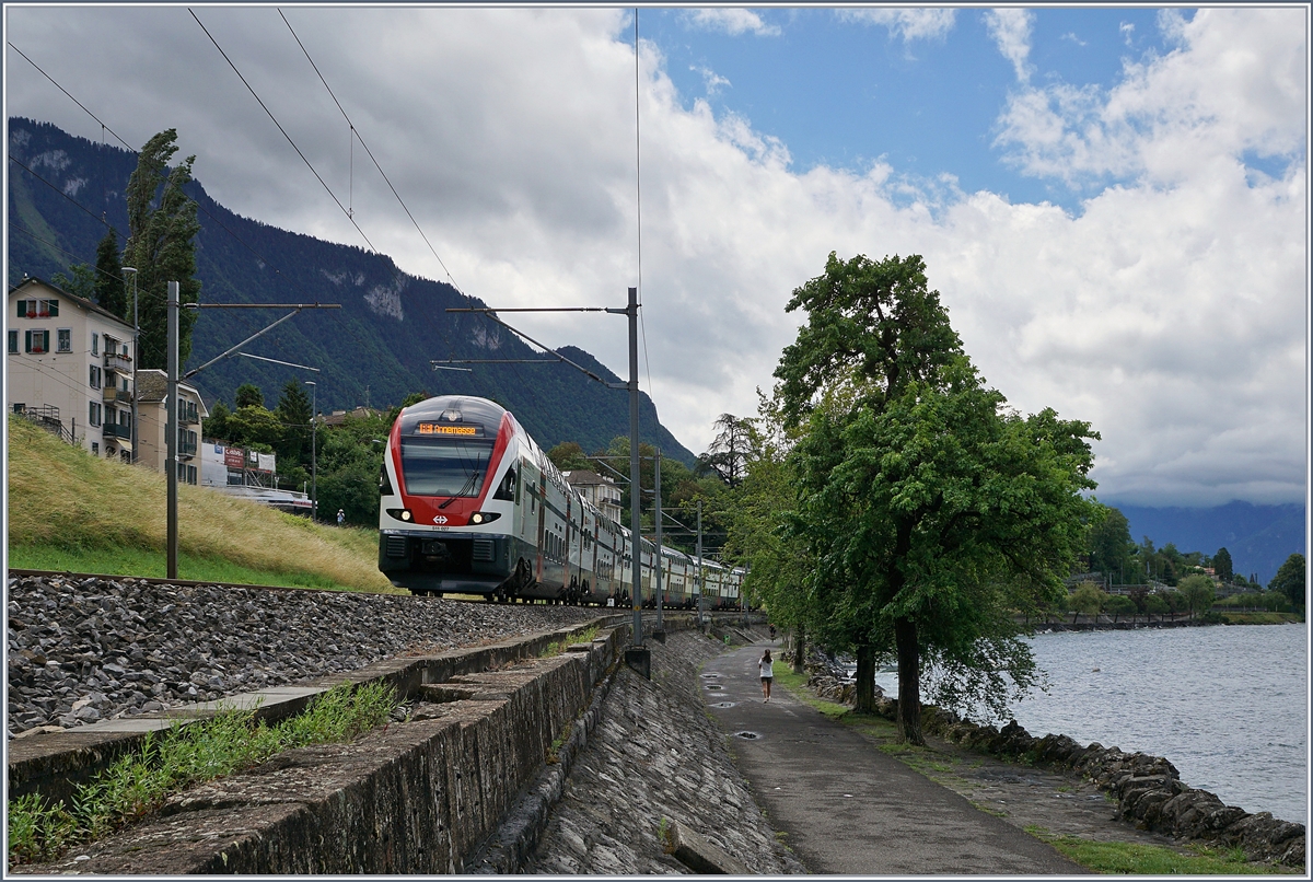 Der SBB RABe 511 027 erreicht auf seiner Fahrt von St-Maurice nach Annemasse (F) bei Villeneuve den Genfer See. 

29. Juni 2020