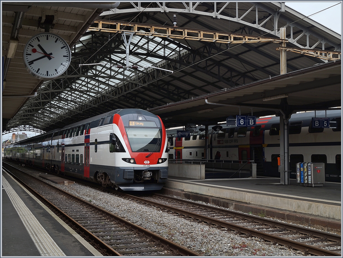 Der SBB RABe 511 028 nach Vevey kurz vor der Abfahrt in Lausanne.

28. April 2020