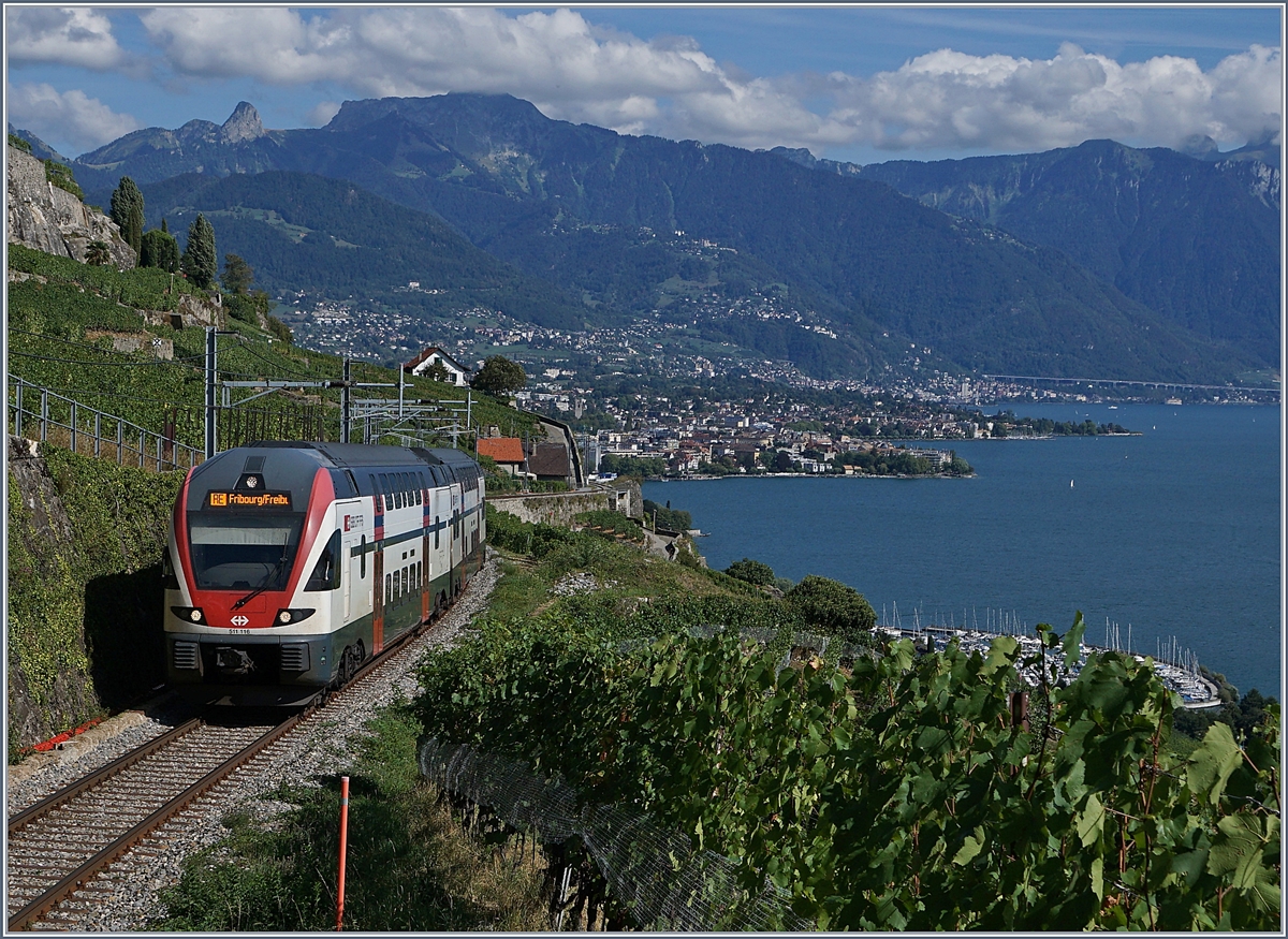 Der SBB RABe 511 029, unterwegs als RE 30227 von Genève nach Fribourg, hat Vevey vor wenigen Minuten verlassen und nun bereits beträchtlich an Höhe gewonnen, als ich ich kurz vor dem Salanfe Tunnel ablichten konnte. Im Hintergrund die Riviera Vaudoise und die Waatländer Alpen mit den Rochers de Naye und Dent de Jaman.
26. August 2018