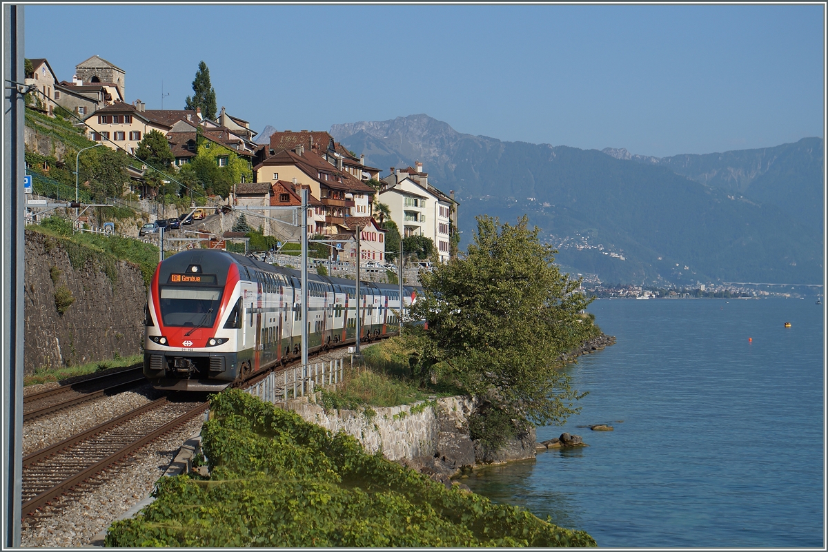 Der SBB RABe 511 103 und ein weiterer als RE 3232 von Vevey nach Genève kurz nach St-Saphorin.
31. August 2015