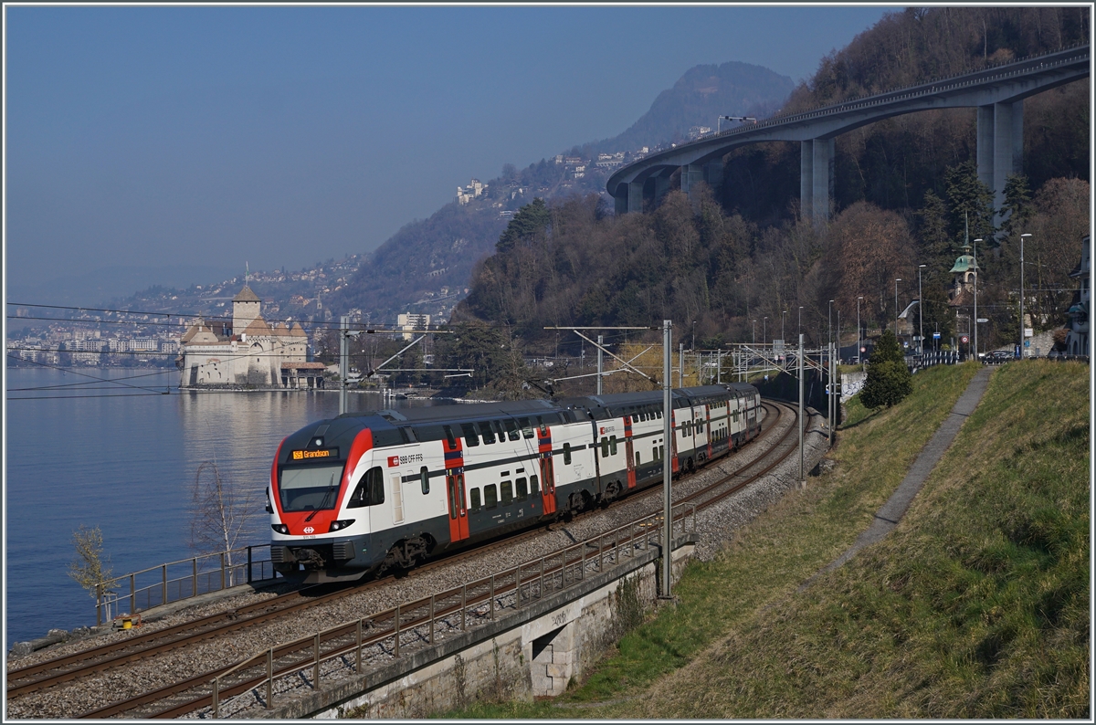 Der SBB RABe 511 103 ist als S5 beim Château de Chillon auf dem Weg nach Grandson. 

8. März 2022