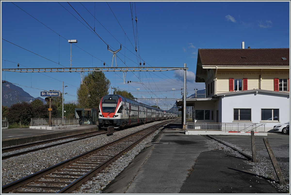 Der SBB RABe 511 113 und ein weiterer RABe 511 auf Fahrt nach Annemasse bei der Durchfahrt in St-Triphon, einem Bahnhof, der zur Zeit im Reisezugverkehr nicht bedient wird.

12. Okt. 2020