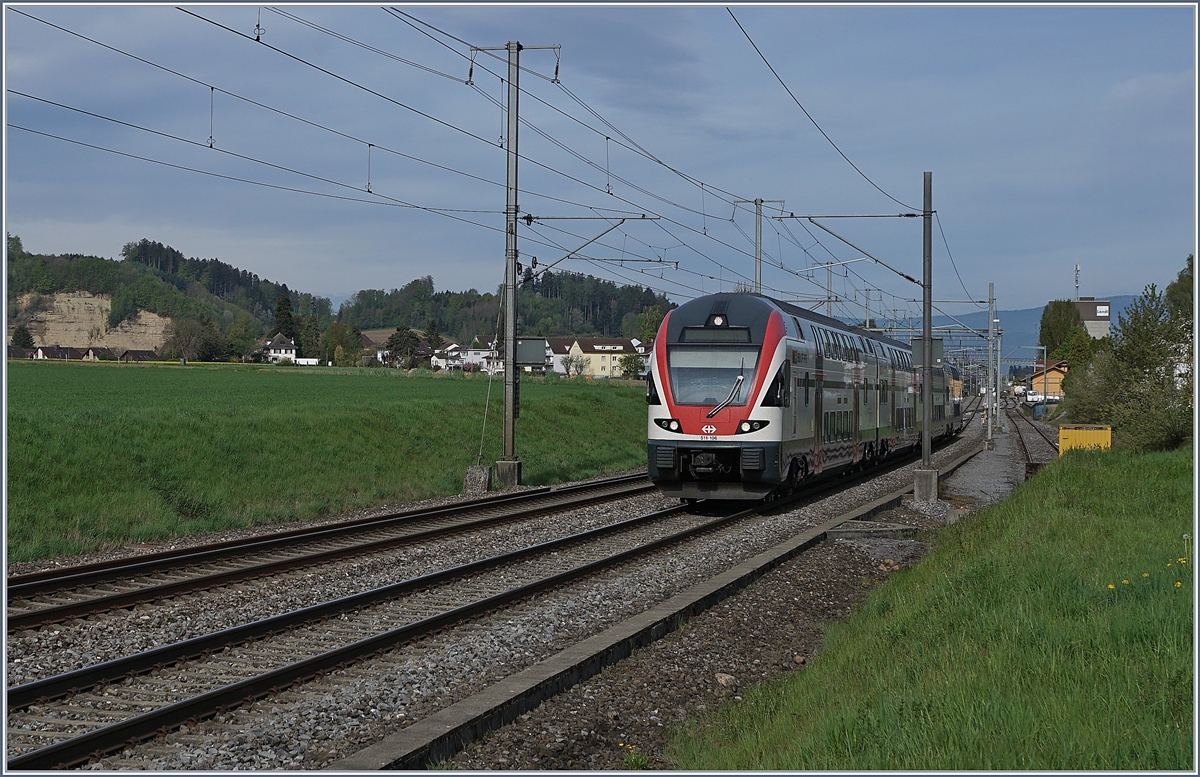 Der SBB RABe 5115 114 als RE nach Bern bei der Durchfahrt in Schüpfen.

24. April 2019