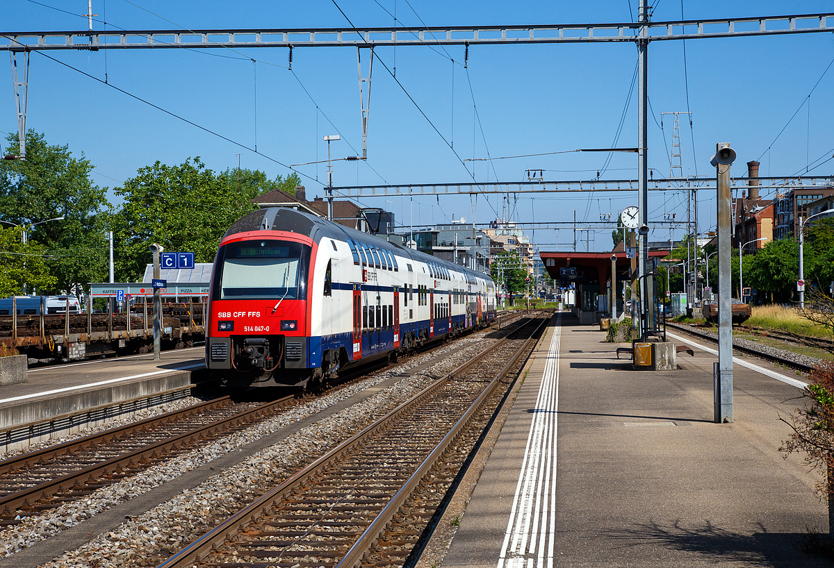 Der SBB RABe 514 047-0  (ein DTZ bzw. Siemens Desiro Double Deck) fährt am 07.06.2015, als S 16 nach Effretikon, in den Bahnhof Zürich-Tiefenbrunnen ein. 

Am 23. Februar 2003 entschied der SBB Verwaltungsrat die ersten 35 Züge für die S-Bahn Zürich bei Siemens Transportation Systems zu bestellen. Diese Entscheidung kam relativ überraschend, da Siemens zuvor noch keine Doppelstockzüge hergestellt hatte.

Die DTZ bilden die zweite Fahrzeuggeneration der Zürcher S-Bahn und ergänzen seit 2006 die erste Generation in Form der Doppelstockpendelzug (DPZ). Gegenüber diesen verfügen die DTZ über Niederflureinstieg, Fahrzeugklimatisierung und Vakuumtoiletten. 
Der vierteilige Triebzug bestehend aus zwei Triebköpfen und zwei Mittelwagen und wird in den beiden Triebköpfen von Asynchrommotoren, die jeweils ein Triebdrehgestell versorgen, angetrieben. Damit sind insgesamt 8 Achsen mit jeweils 400kW angetrieben. Von beiden Triebköpfen muss jeweils ein Stromabnehmer an die Fahrleitung angelegt werden, da aus Platzgründen keine 15kV Dachleitung vorhanden ist. Die zweiflügeligen Außentüren wurden behindertengerecht mit Schiebetritten ausgerüstet.

Technische Daten
Gebaute Anzahl: 61 vierteilige Triebzüge
Baujahre: 2005-2008 (1.+2.Serie)
Spurweite:  1.435mm (Normalspur)
Achsformel: Bo-Bo+2`2`+2`2`Bo-Bo
Länge über Kupplung: 100 m
Höhe: 4.600mm
Breite: 2.780mm
Leergewicht: 225t
Achsabstand im Drehgestell: 2.500mm
Raddurchmesser: 920mm
Höchstgeschwindigkeit: 140 km/h
Stundenleistung: 3.200 kW
Anfahrzugkraft: 240kN
Beschleunigung: 1,1m/s2
Stromsystem: 15kV 16,7 Hz 
Sitzplätze: 1.Klasse 74 / 2.Klasse 304
Stehplätze: ca. 600
Einstieghöhe: 600mm über SOK
