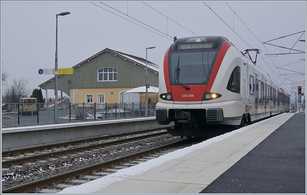 Der SBB RABe 522 206 erreicht als RE 18179 von Meroux TGV nach Biel/Bienne den Bahnhof Grandvillard. Die Strecke Delle - Belfort nach dem Deutsch-Französischem Krieg 1870/71 und dem Verlust des Elsass als wichtige Verbindung von Frankreich Richtung Süden. Im Laufe der Zeit verlor die Strecke ihre Bedeutung, 1992 verkehrten nur noch zwei Schnellzugpaare Delémont - Belfort mit Anschluss nach Paris und dann wurde die Strecke stillgelegt. 
Durch die Eröffnung der TGV Strecke Rhein-Rohne reifte die Idee, die Strecke wieder in Betrieb zu nehmen. 
Am 9.12.2018 war es soweit und nun gibt es werktags rund 16 Verbindungen zwischen Delle und Belfort, einige mit Umsteigen in Meroux, aber alle mit Anschluss an die TGV Züge in Belfort-Montbéliard TGV.

11. Jan. 2019