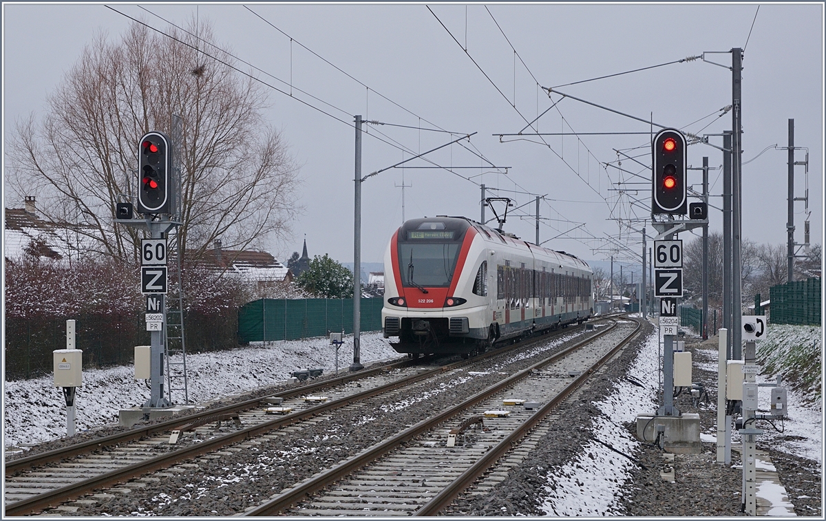 Der SBB RABe 522 206 auf dem Weg nach Meroux TGV beim Verlassen von Grandvillars. 
11. Jan. 2019