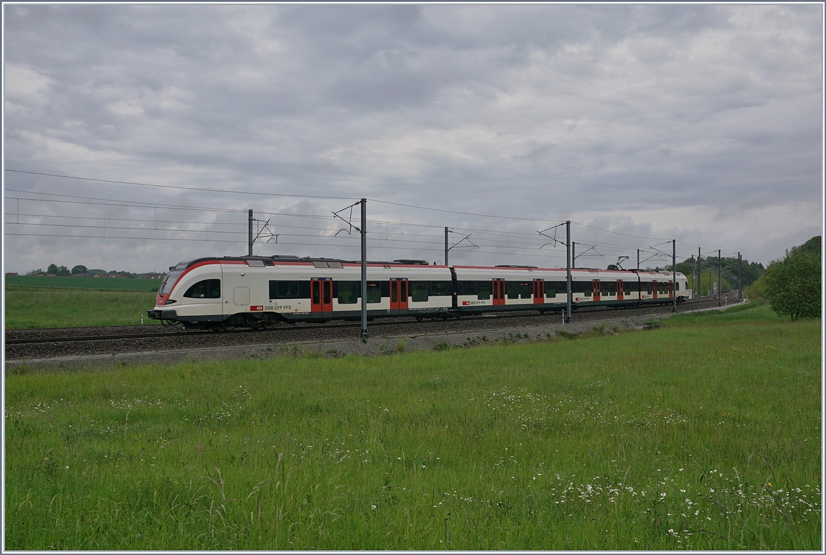 Der SBB RABe 522 206 erreicht als RE 18168 von Biel/Bienne kommend Meroux TGV.

28. Mai 2019 