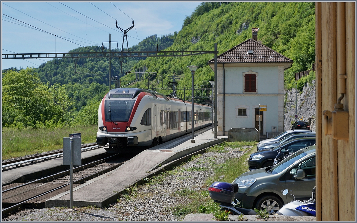 Der SBB RABe 522 206 als RE 18179 von Meroux TGV nach Biel/Bienne beim Halt in St-Ursanne.

1. Juni 2019 