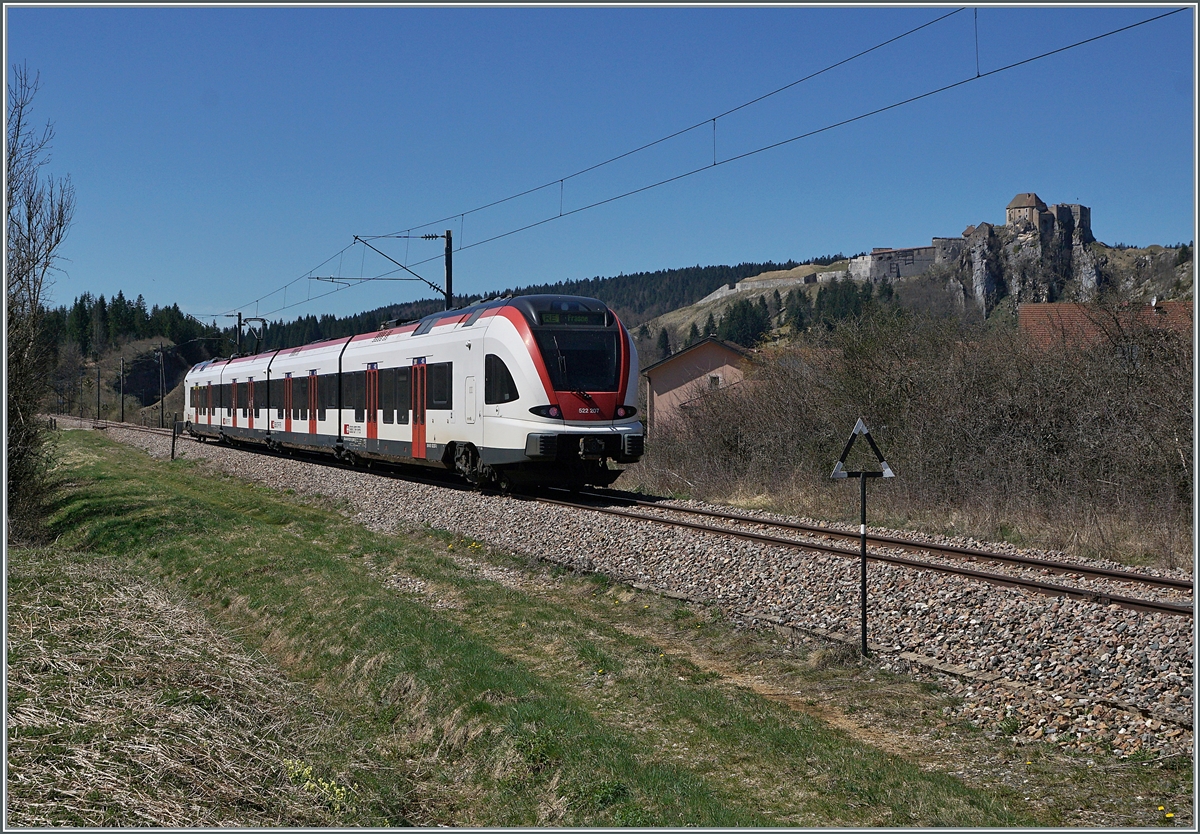 Der SBB RABe 522 207 ist als RE 18124 zwischen Les Verrieres und Pontralier kurz vor La Cluse et Mijoux auf dem Weg von Neuchâtel nach Frasne.
Rechts im Bild ist das Château de Joux zu erkennen. 

16. April 2022
