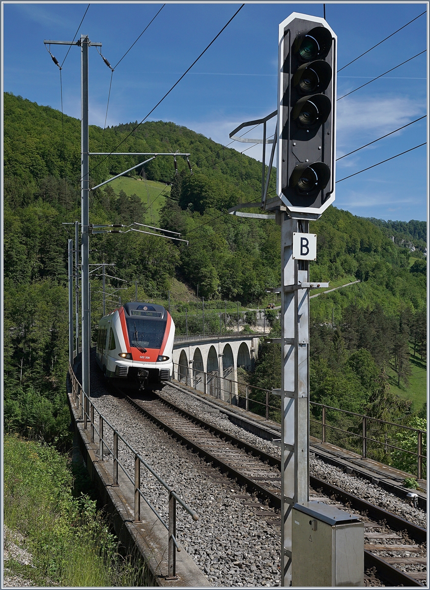 Der SBB RABe 522 209 nach Delle erreicht St-Ursanne.
1. Juni 2019