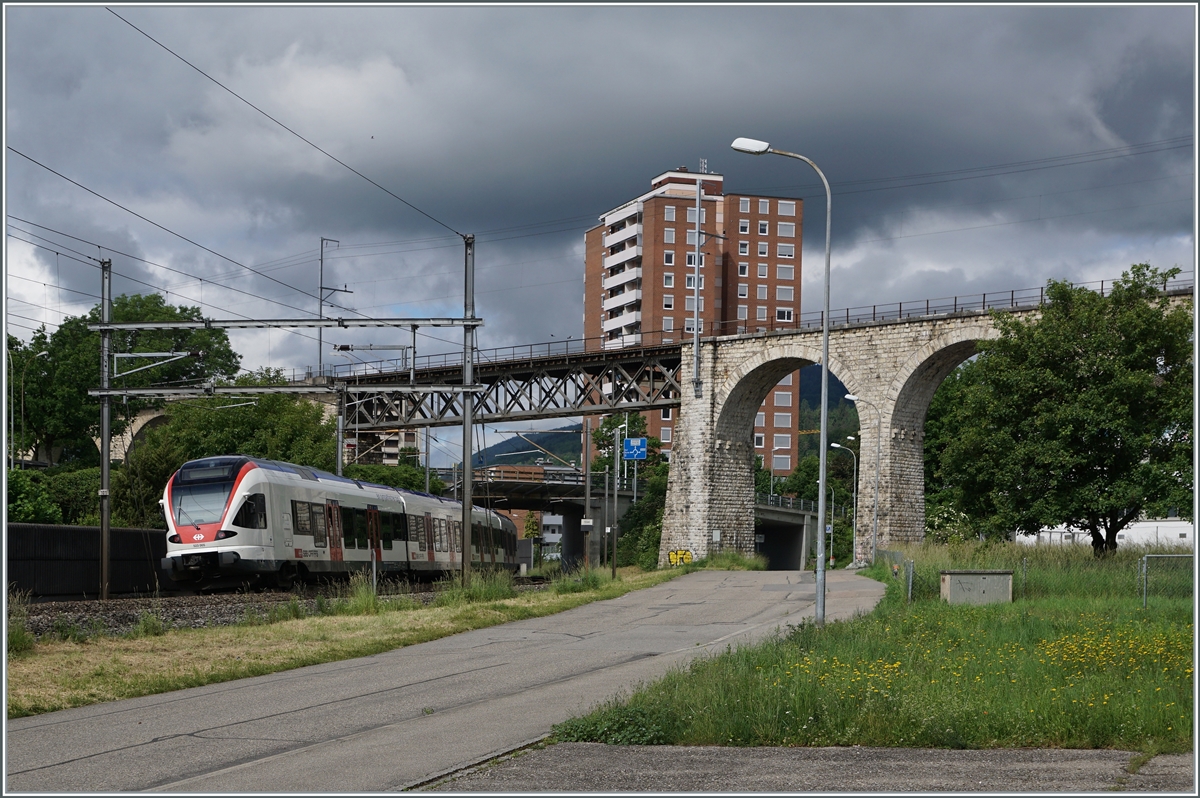 Der SBB RABe 523 005 in Grenchen auf dem Weg nach Biel/Bienne vor dem eigentlichen Motiv, dem 285 Meter langen BLS / MLB Mösliviadukt. 

6. Juni 2021