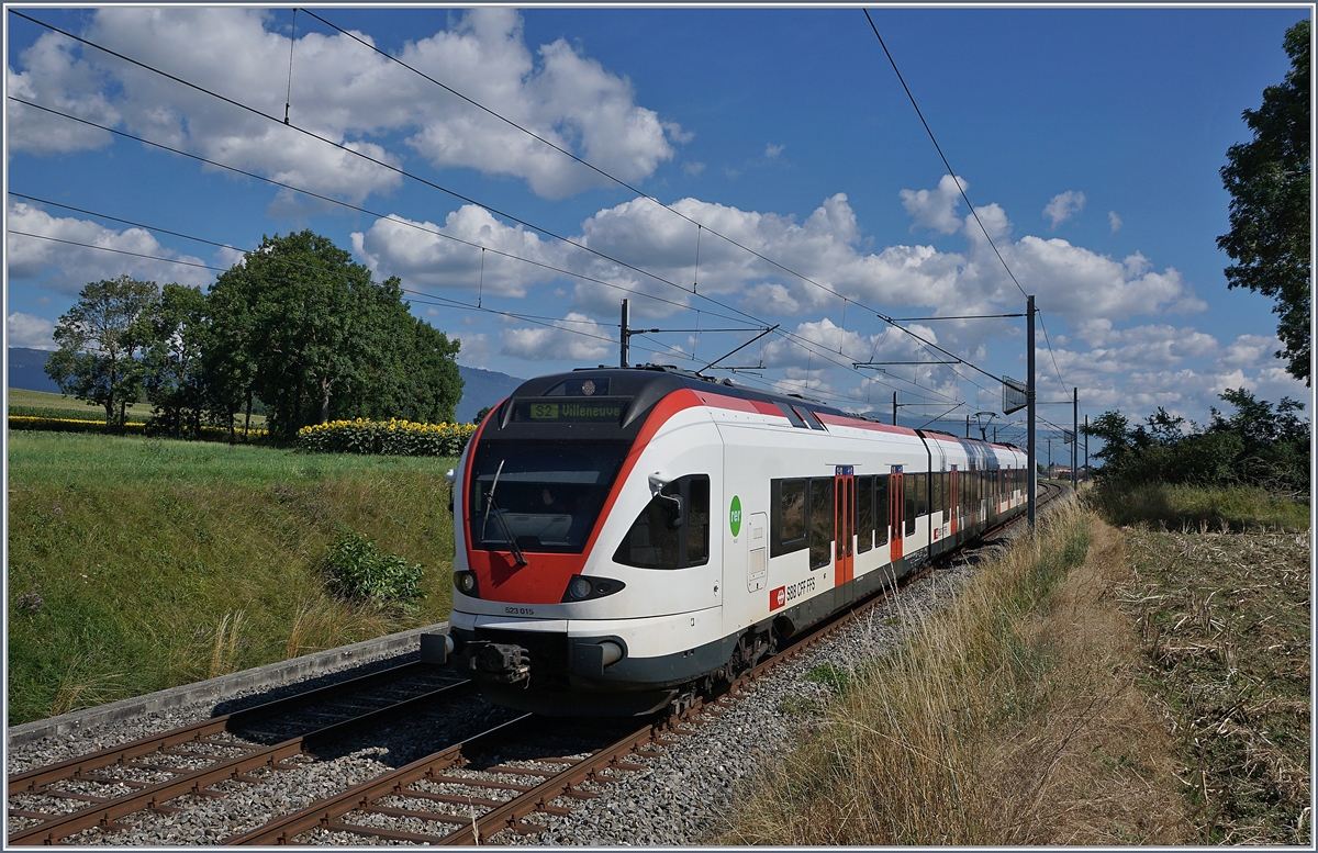 Der SBB RABe 523 015 hat Arnex verlassen und fährt nun in Richtung Villeneuve weiter. 

25. Juli 2020