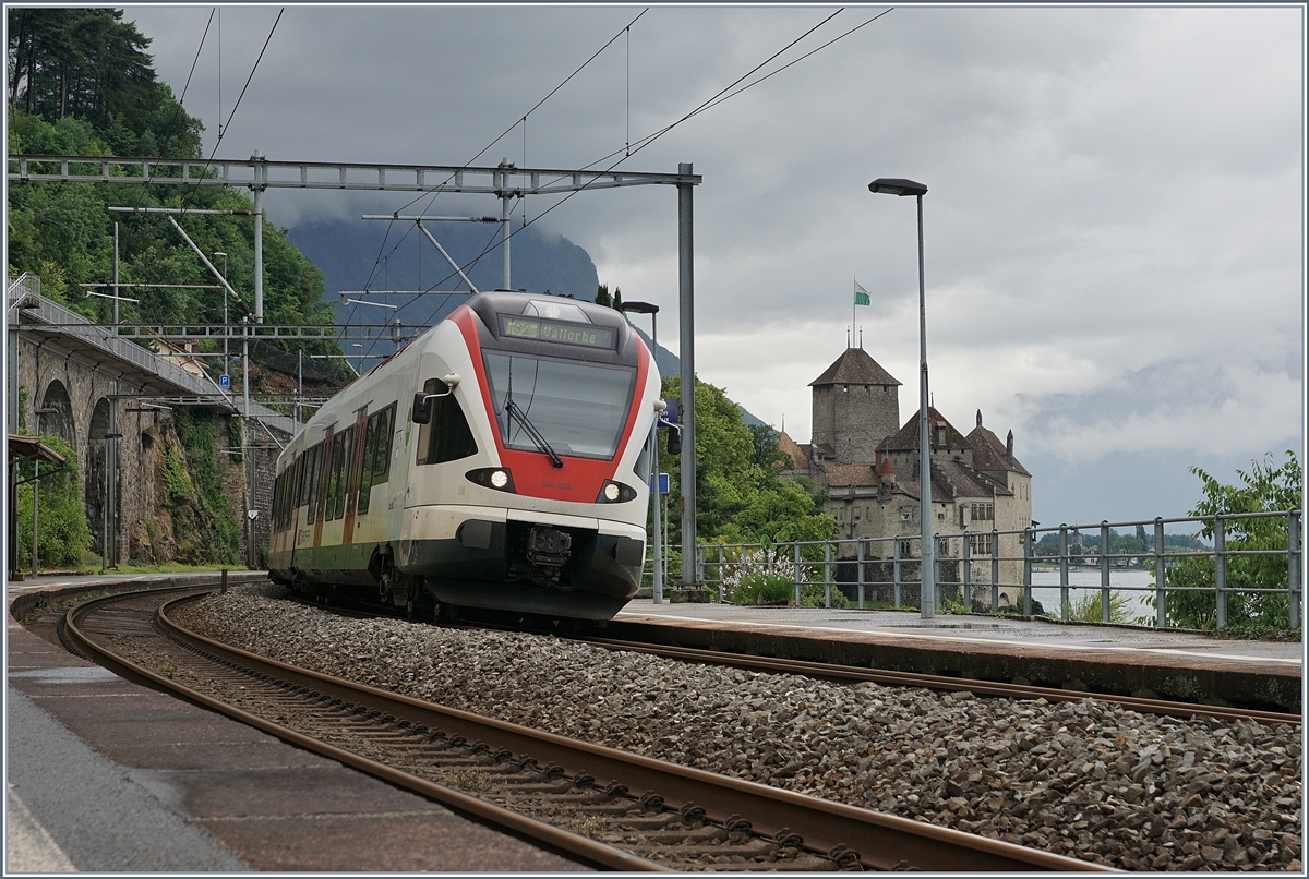 Der SBB RABe 523 024 beim Halt in Veytaux-Chillon im Hintergrund das Schloss Chillon.

13. Juni 2018