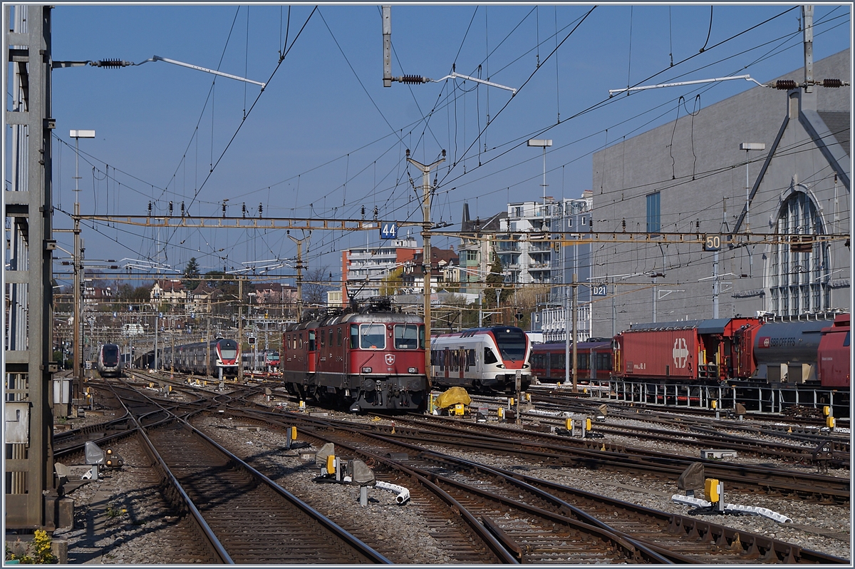 Der SBB RABe 523 028 erreicht als S5 24529 von Grandson kommend sein Ziel Lausanne. Soweit das  Hauptmotiv  auf den ersten Blick, doch der Grund hier auf den Auslöser zu drücken war die Vielzahl weiter Züge und Loks, sogar ein  Traverso  ist zu erkennen. 31. März 2019