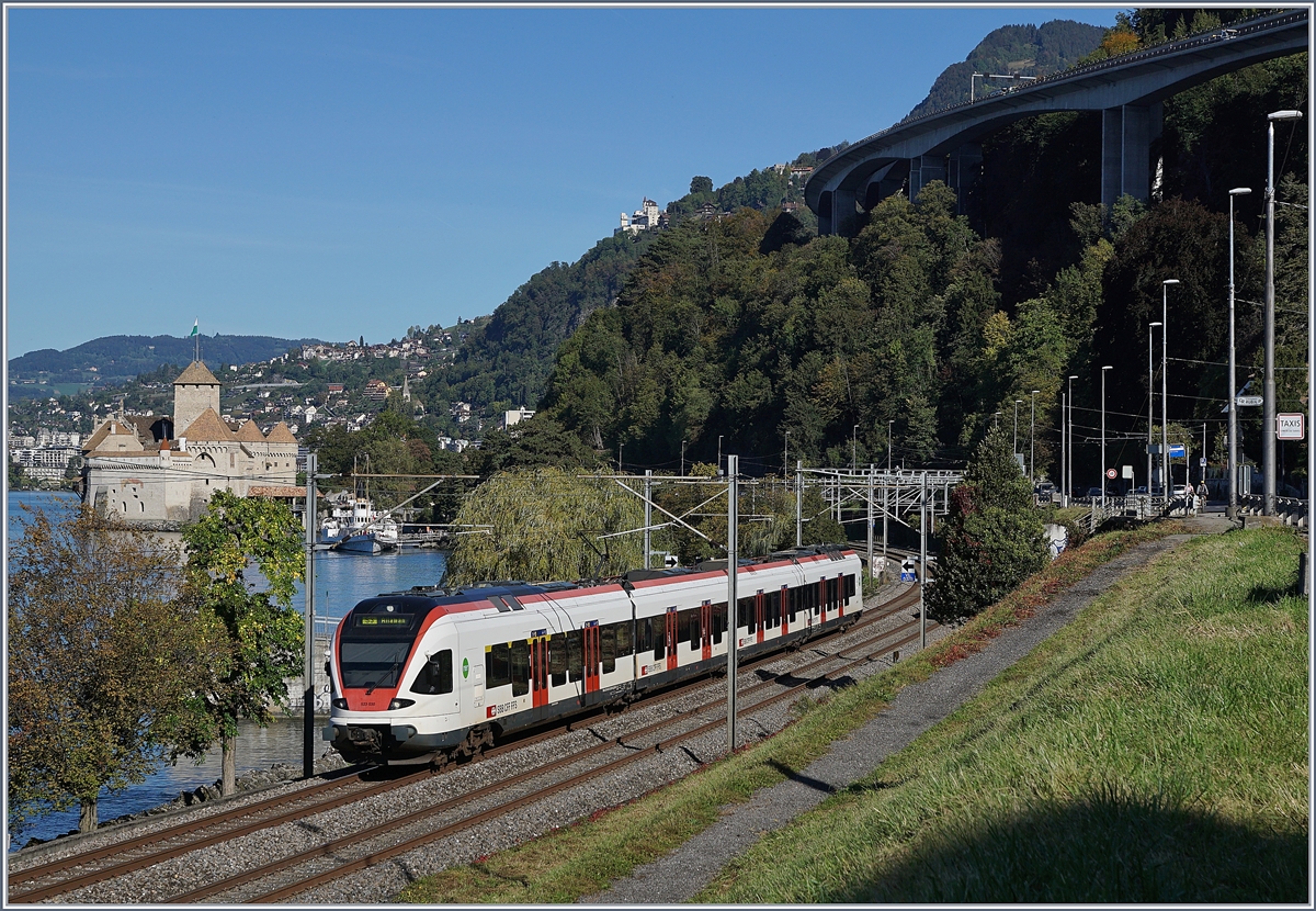 Der SBB RABe 523 030 fährt als S3 kurz nach Villeneuve in Richtung Allaman.

11. Okt. 2019