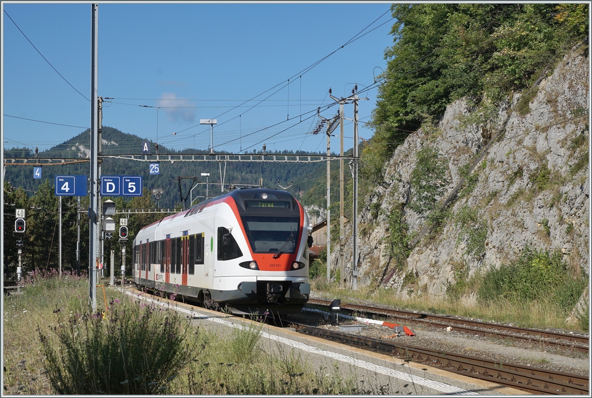 Der SBB RABe 523 031 rangiert in Vallorbe. 

21. Juli 2022