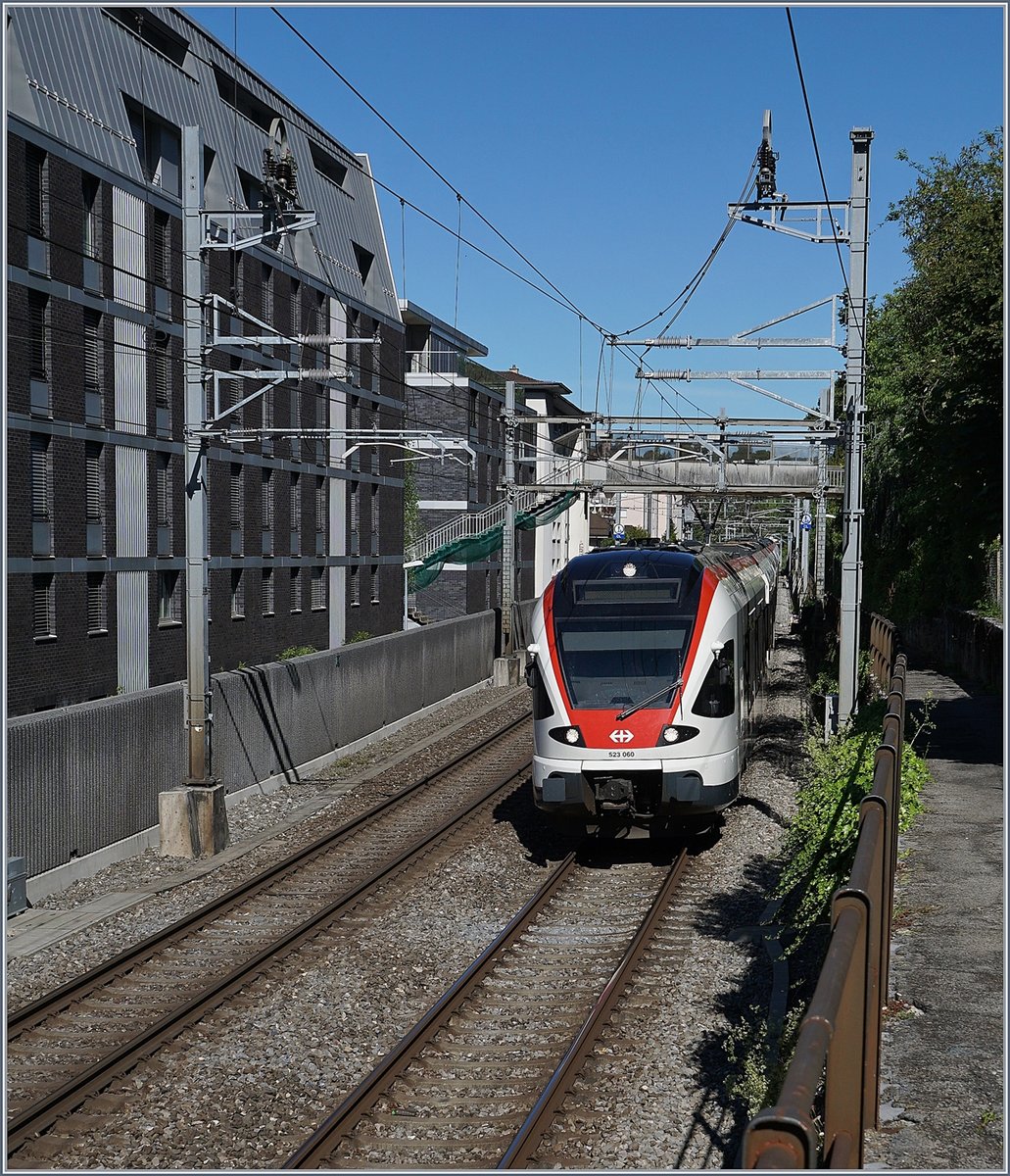 Der SBB RABe 523 und ein weiter unterwegs nach Villeneuve erreichen in Kürze Montreux.

4. Mai 2020