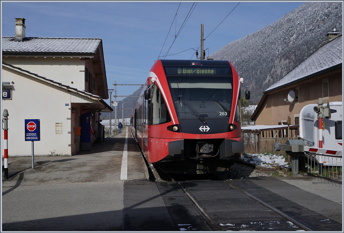 Der SBB RABe 526 263 (Moutier - Biel/Bienne) und der RABe 526 280 (La Chaux de Fonds -Biel/Bienne) beim Halt in La Heutte. 

5. April 2019