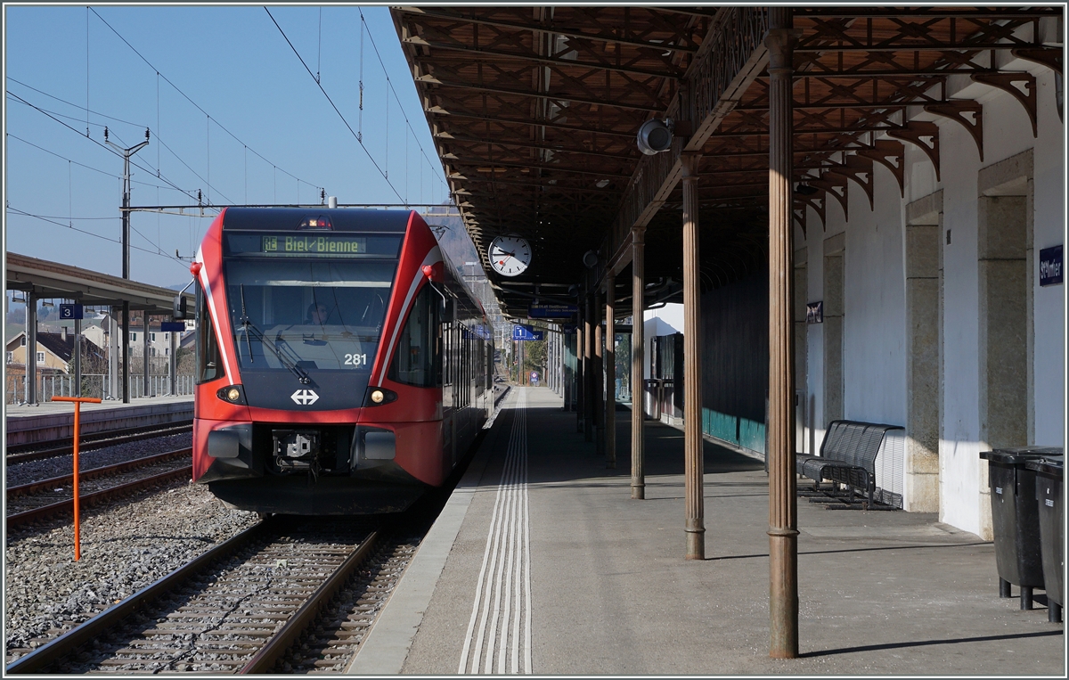Der SBB RABe 526 281, unterwegs als RE von La Chaux-de-Fonds nach Biel/Bienne beim kurzen Halt in St-Imier. Doch das eigentliche Motiv ist das filigrane Perrondach, bwz. die Bahnstieg-Säulen des Bahnhofs. 
18. März 2016