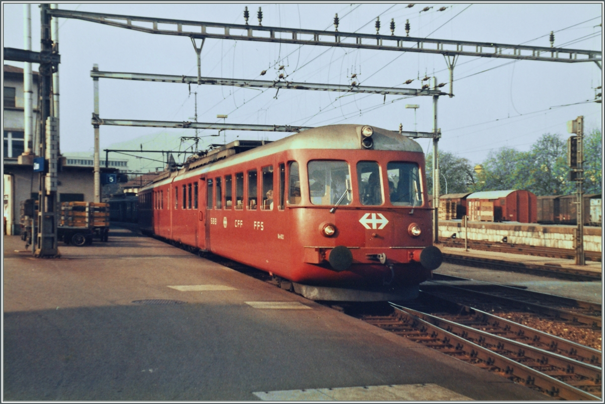 Der SBB RAe 4/8 1023 ist in Olten im Frühling 1985 auf einer Ausflugsfahrt. Der 1953 gebaute  Doppelpfeil  musste noch im selben Jahr nach einem Brand abgebrochen werden. 
Den RAe 4/8 1022 ereilte bereits 1977 nach einer Kollision das gleiche Schicksal, der 1939 gebaute, aber nicht baugleiche Doppelpfeil RABe 4/8 1021  Churchill  hingegen ist auch heute noch im Einsatz. 

April 1985
