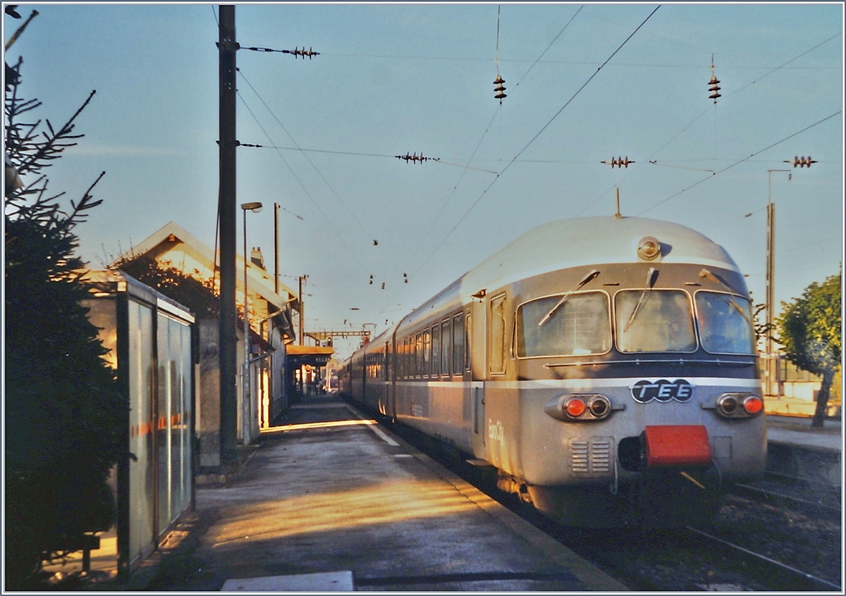 Der SBB RAe TEE II, am Ende seiner Laufbahn der edlen TEE Farbgebung beraubt und als  RABe TEE II  unterwegs, hat TGV Anschlusszug von Bern Frasne erreicht.

Oktober 1999
