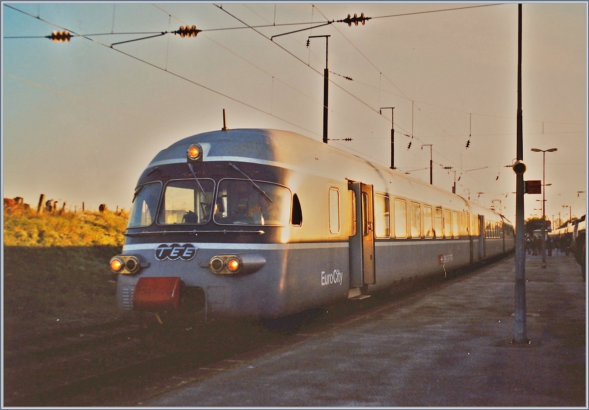 Der SBB RAe TEE II, am Ende seiner Laufbahn der edlen TEE Farbgebung beraubt und als  RABe TEE II  unterwegs, hat TGV Anschlusszug von Bern Frasne erreicht.

Oktober 1999 