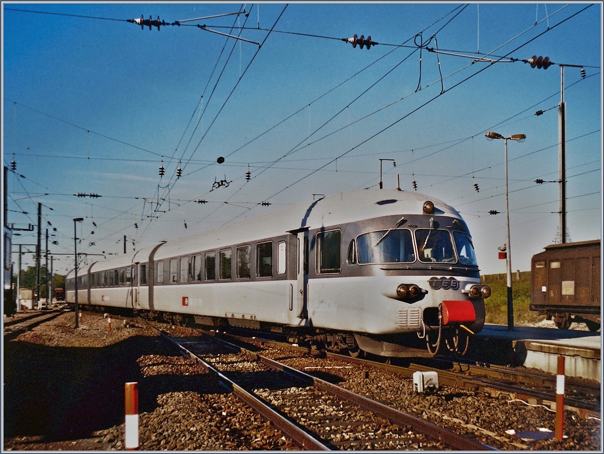 Der SBB RAe TEE II, am Ende seiner Laufbahn der edlen TEE Farbgebung beraubt und als  RABe TEE II  unterwegs, wird in Frasne als TGV Anschlusszug nach Bern (via Neuchâtel - Biel/Bienne) bereitgestellt. 

Oktober 1999 