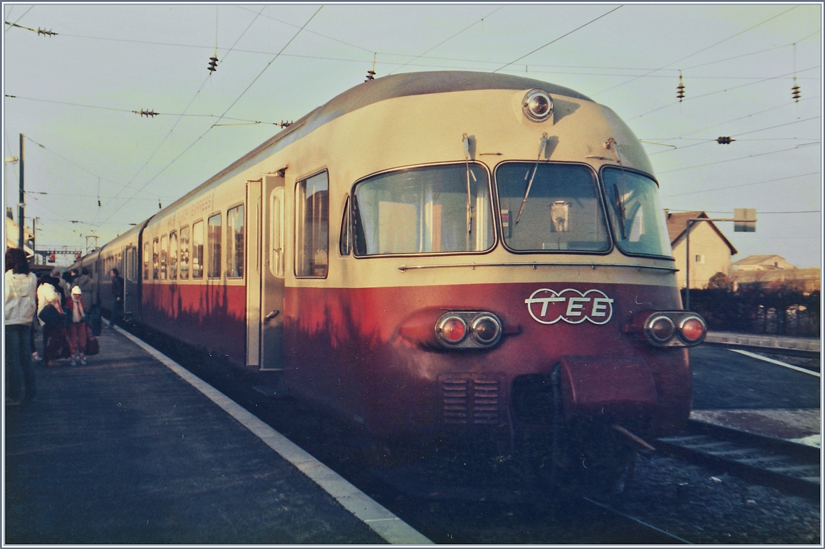Der SBB RAe TEE II ist als IC 422 von Bern in Frasne eingetroffen, wo die Reisenden in den TGV 22 nach Paris umsteigen. 

5. Feb 1985