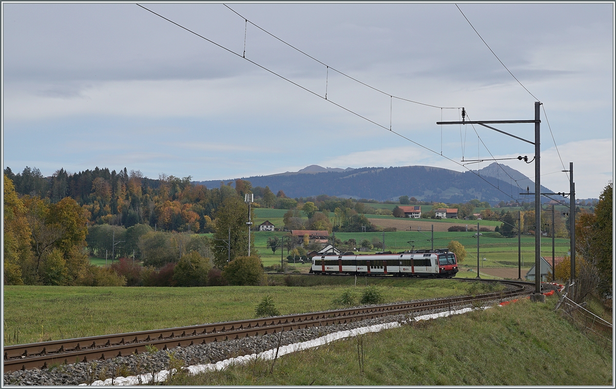 Der SBB RBDe 560 224-8 (UIC RBDe 560 DO 94 85 7 560 224-8 CH SBB) von Palézieux nach Payerne erreicht in Kürze den Halt Palézieux Village. 

22. Okt. 2020